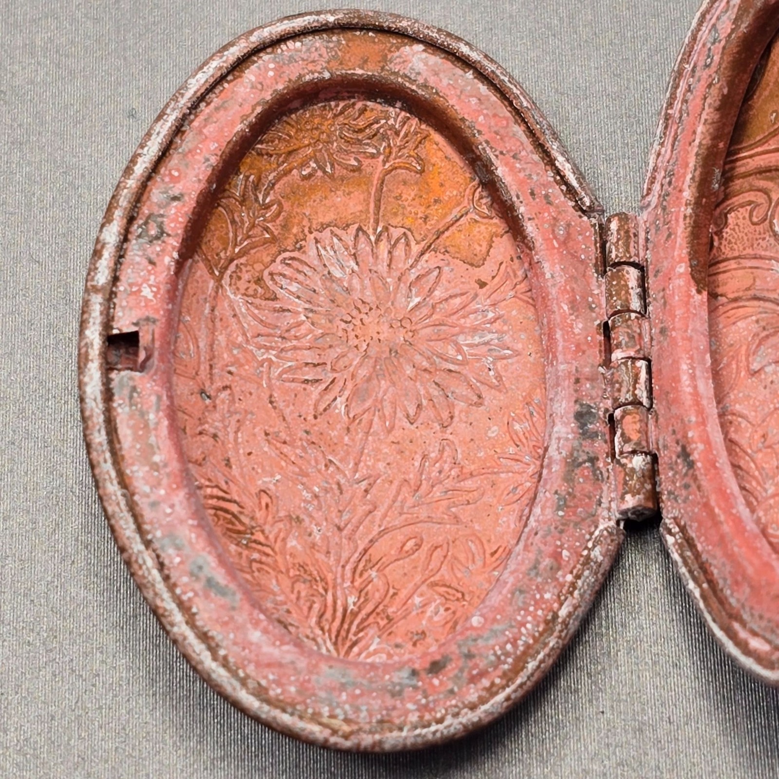 VTG Floral Engraved Oval Locket Pendant 1 5/8″ Copper Alloy Art Nouveau Revival
