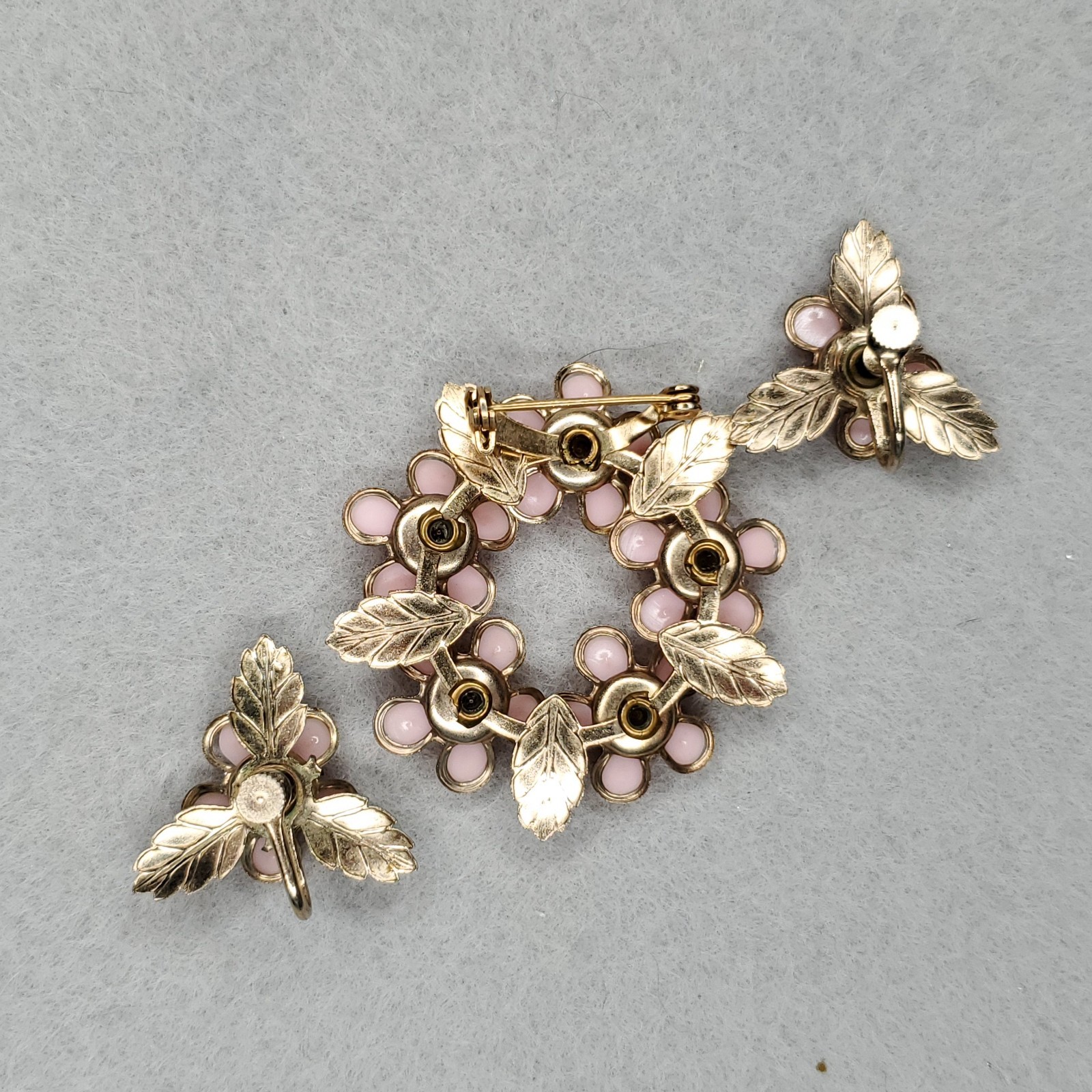 Vintage Flower Brooch Screw Back Earrings Set Pink Brushed Gold Tone 1 1/2″ 7/8″