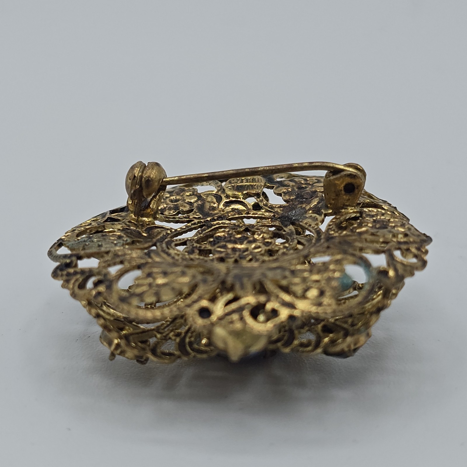 VTG Blue Glass Rhinestone Brooch Czechoslovakia Filigree Gold Tone 1-7/16″ READ