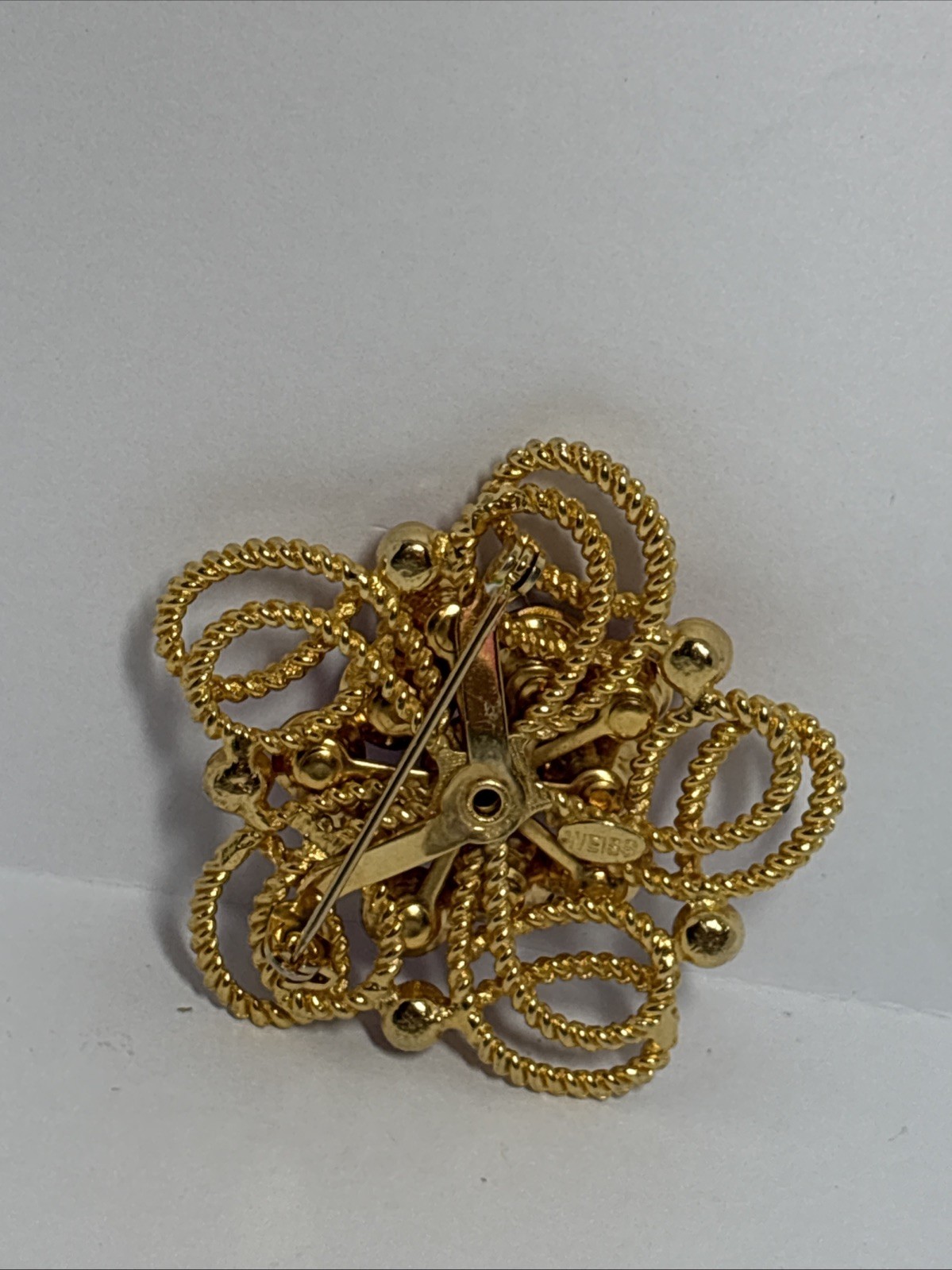 Vintage Weiss rhinestone brooch with 16 gorgeous rhinestones. 6.4 and 2 mm stone