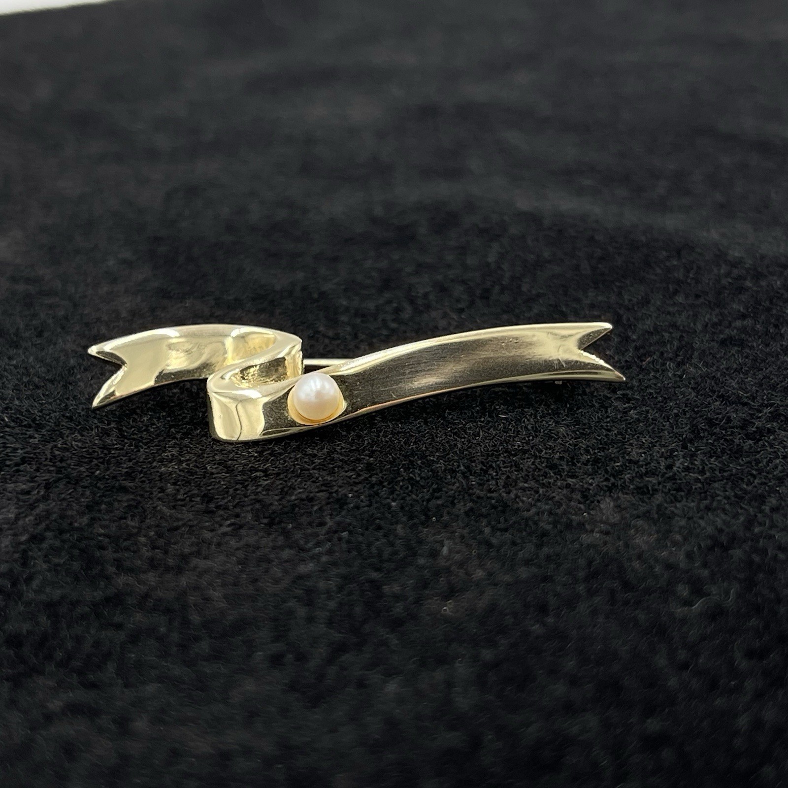 1984 Avon Gold Tone Ribbon Brooch with One Pearl