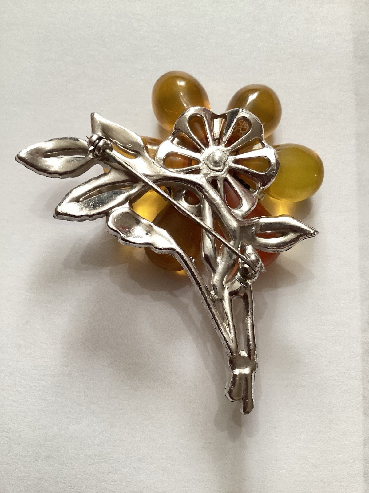 Vintage Apple Juice Bakelite & Strass Flower Basket Brooch Rhodium Pin 30’s