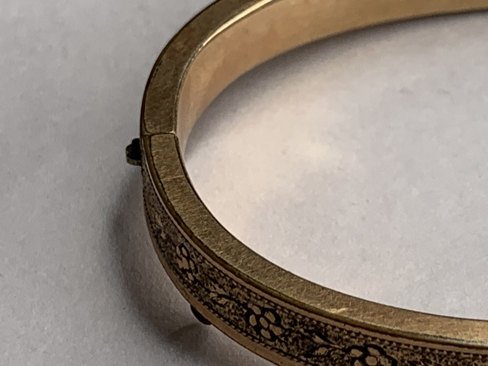 Vtg 60s Gold Plated Hinged Bangle Bracelet 1/4”w Floral Etched Detail Oval Shape