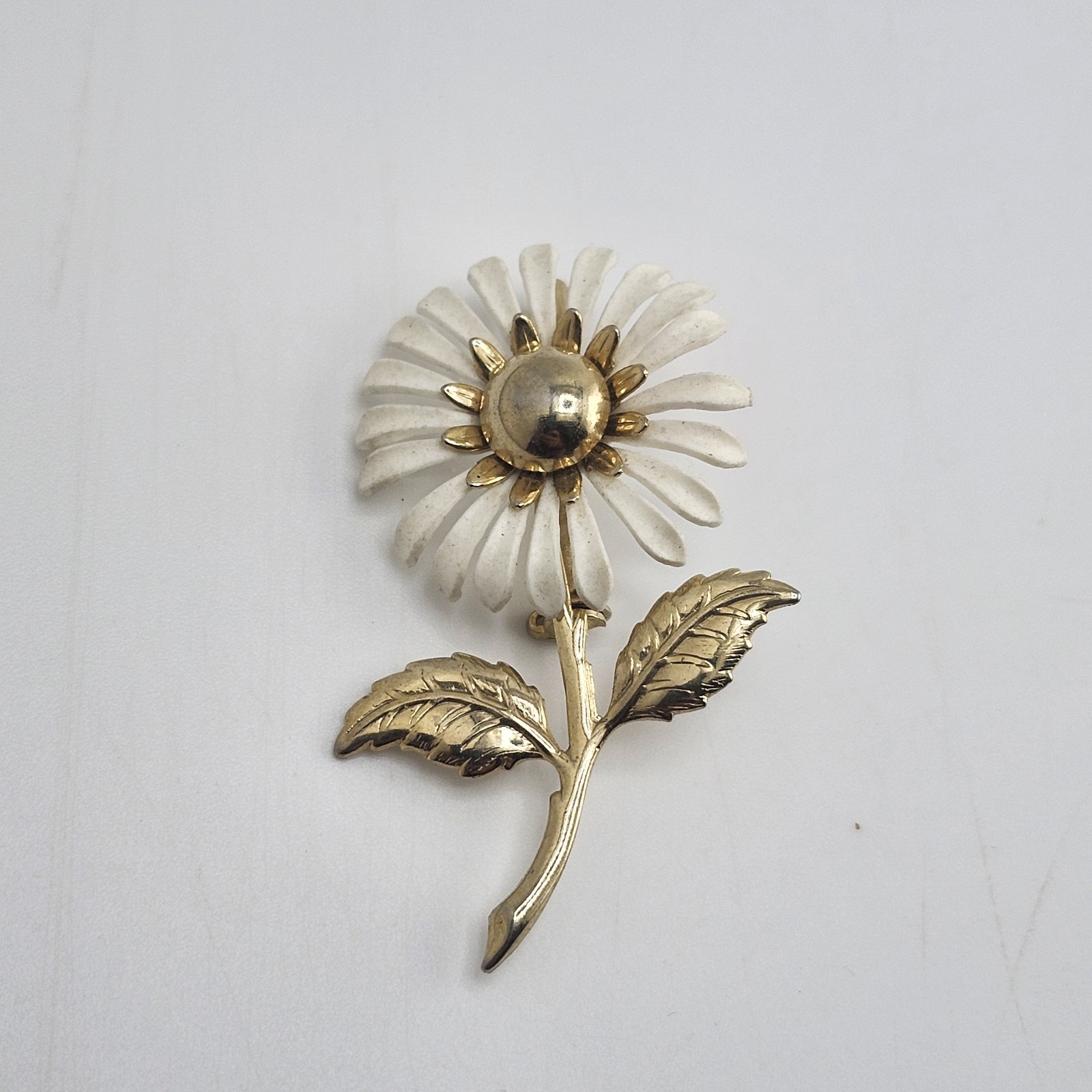 VINTAGE MID-CENTURY SOFT PLASTIC DAISY BROOCH WHITE & GOLDTONE