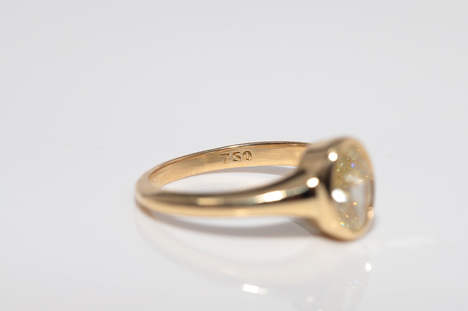 18k Gold 1.51 ct Light Fancy Color Oval Cut GIA Certified Solitaire Ring