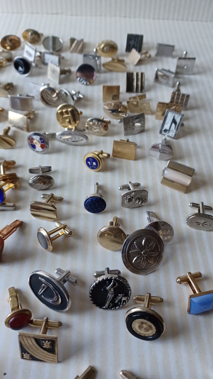 Lot 160 VTG Single Cufflinks Mixed Styles Tones Repurpose Jewelry Some Wear