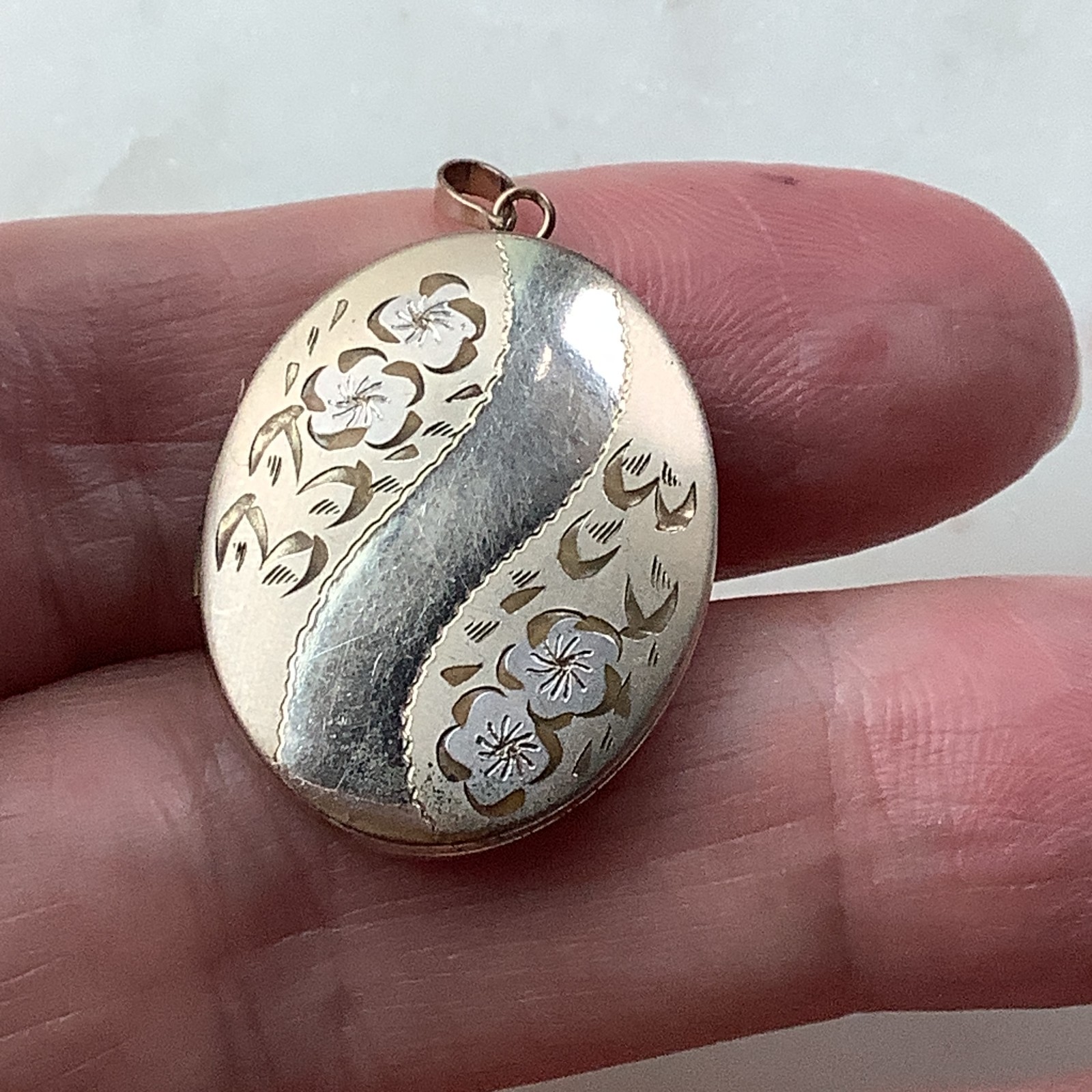 Vintage 14K Yellow Gold Filled Floral Engraved Oval Photo Locket Pendant