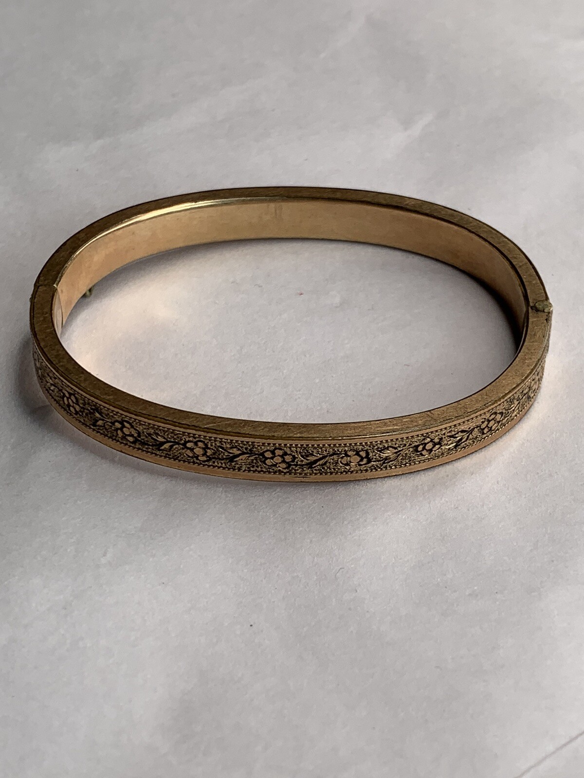 Vtg 60s Gold Plated Hinged Bangle Bracelet 1/4”w Floral Etched Detail Oval Shape