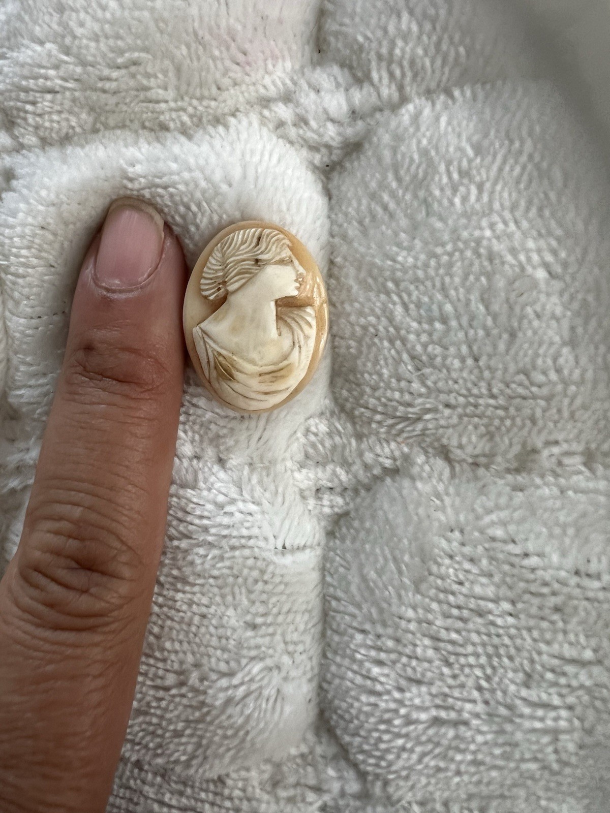vintage unmounted oval Profile cameo features a hand-carved shell