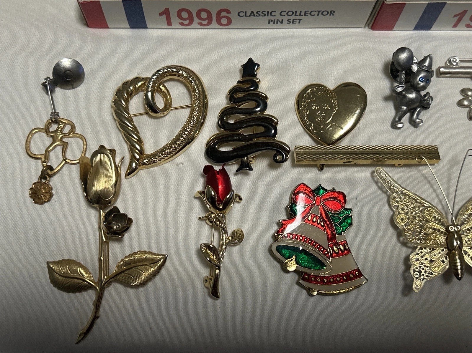 Vintage Lot of 25 Brooches Pins Gold Silver Tone VTG Collection Mix Variety