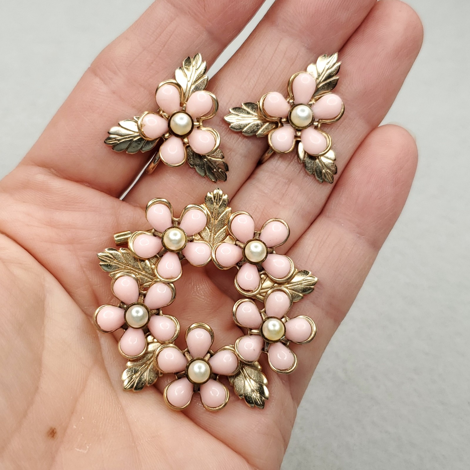 Vintage Flower Brooch Screw Back Earrings Set Pink Brushed Gold Tone 1 1/2″ 7/8″