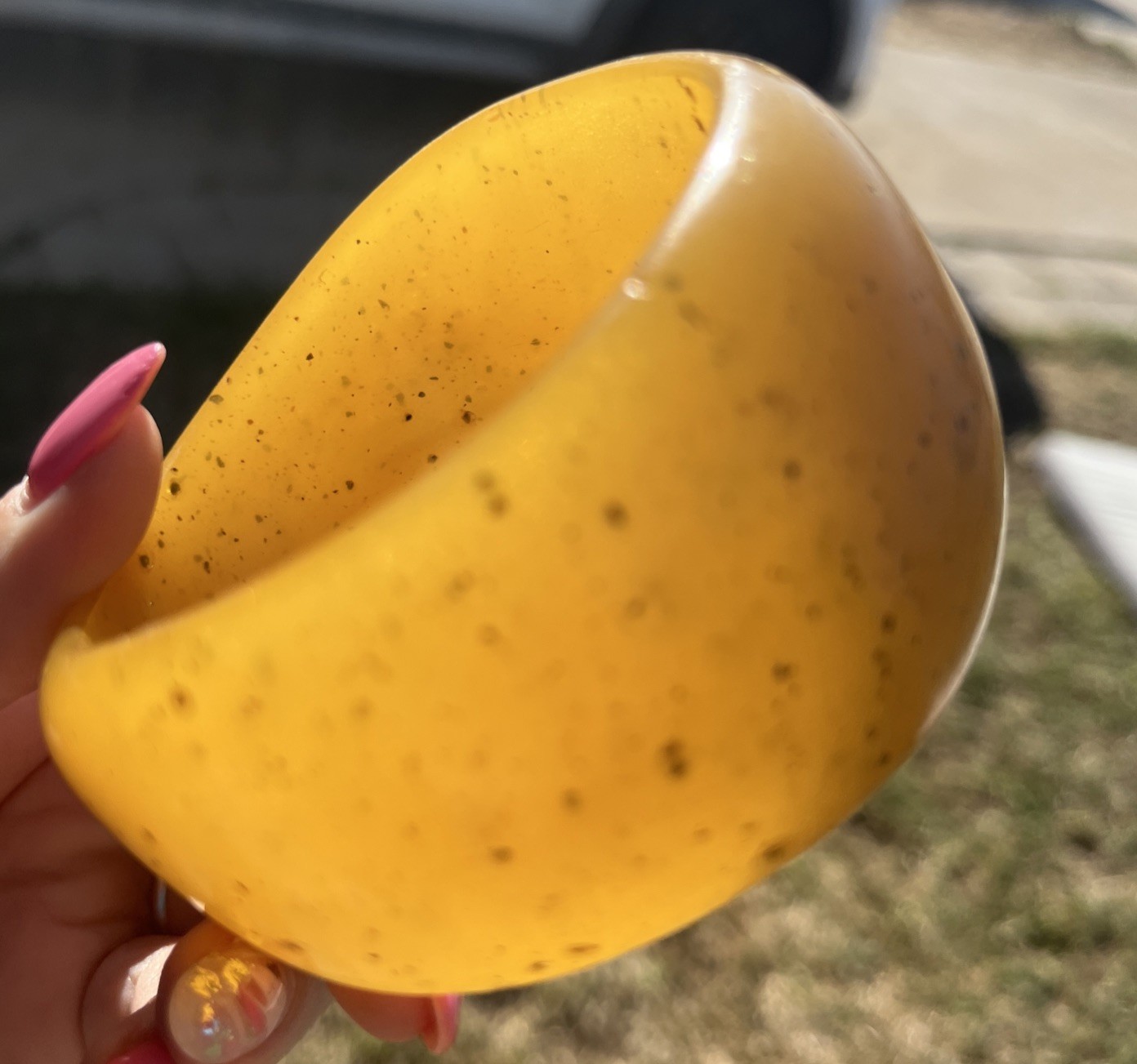 Vtg 1960s 70s LUCITE Acrylic Resin Chunky Applesauce Speckled Heavy Bangle 92g