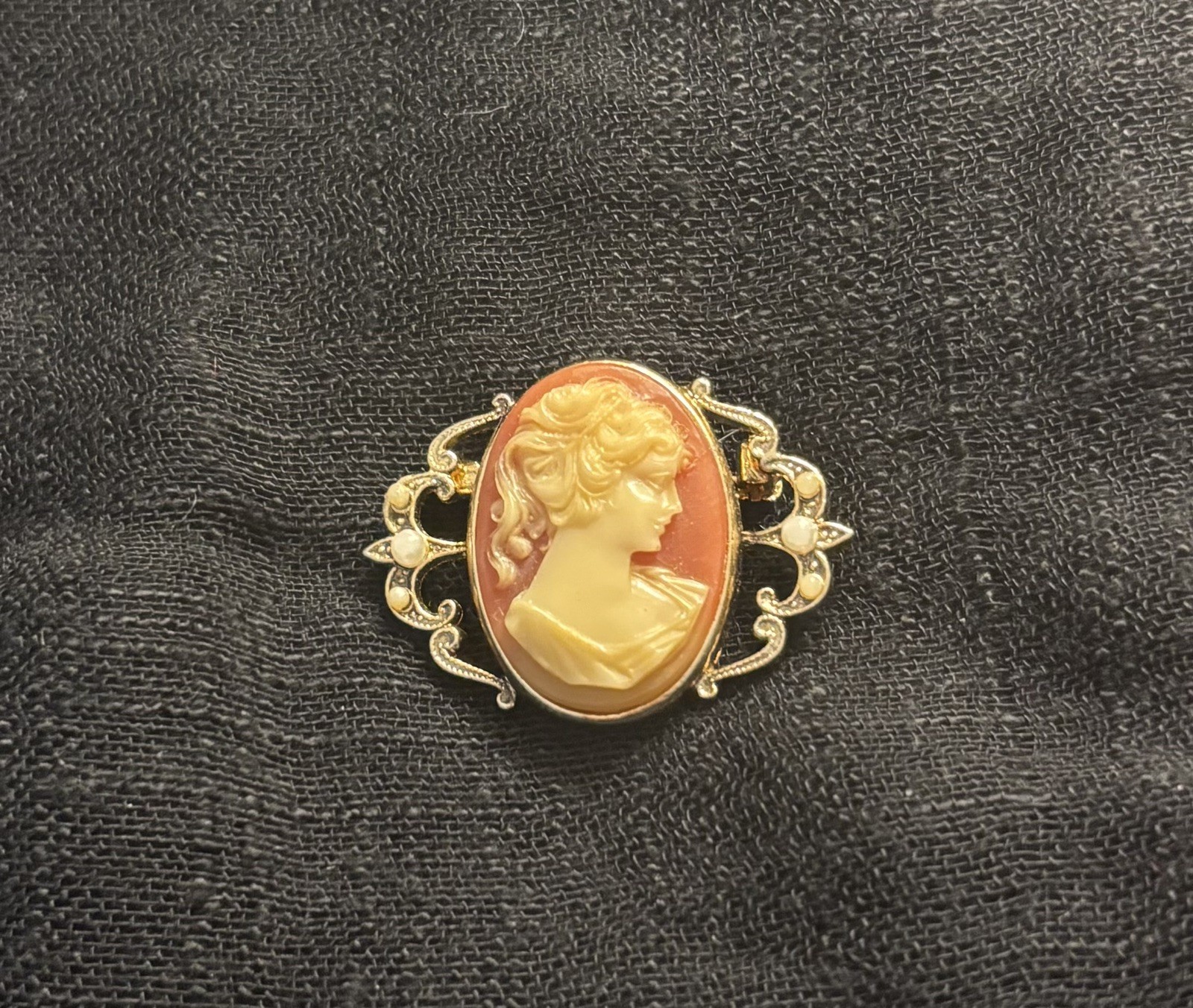 Vintage Cameo Broach Pin Pre-owned, Excellent Condition.