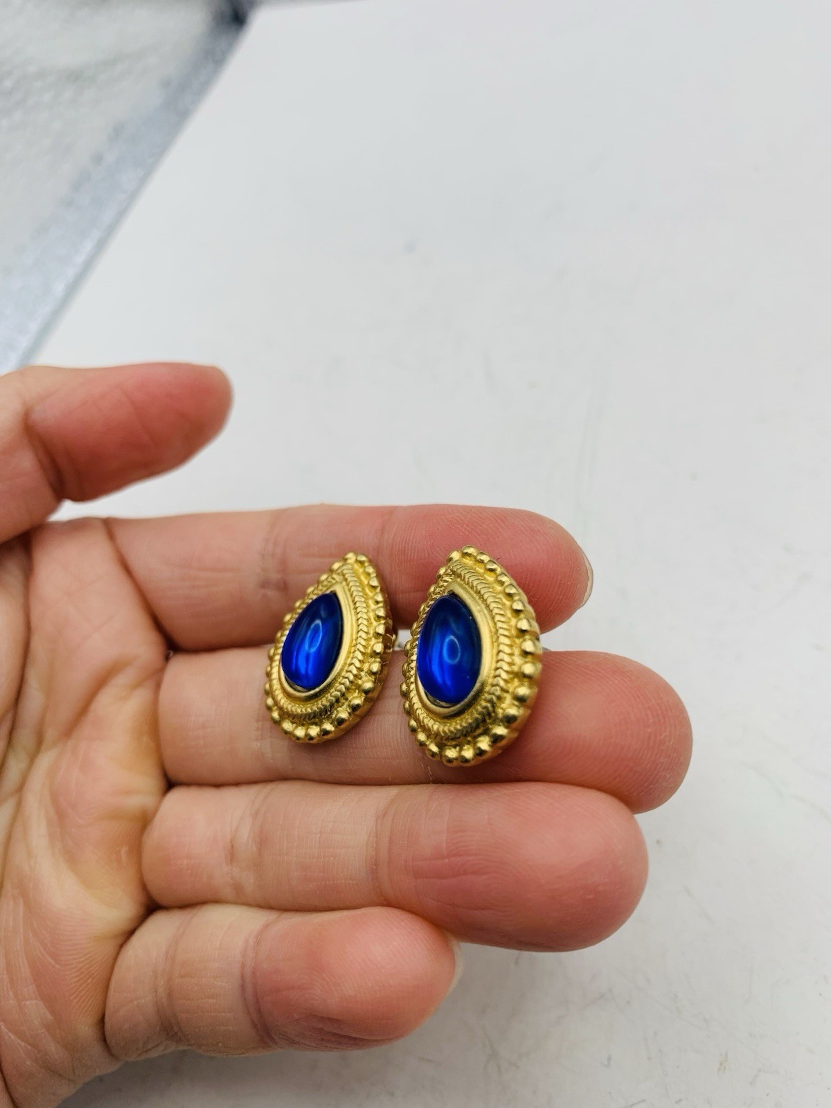 Vintage Trifari Cobalt Blue Jelly Cabochon Pear Teardrop Gold Tone Earrings