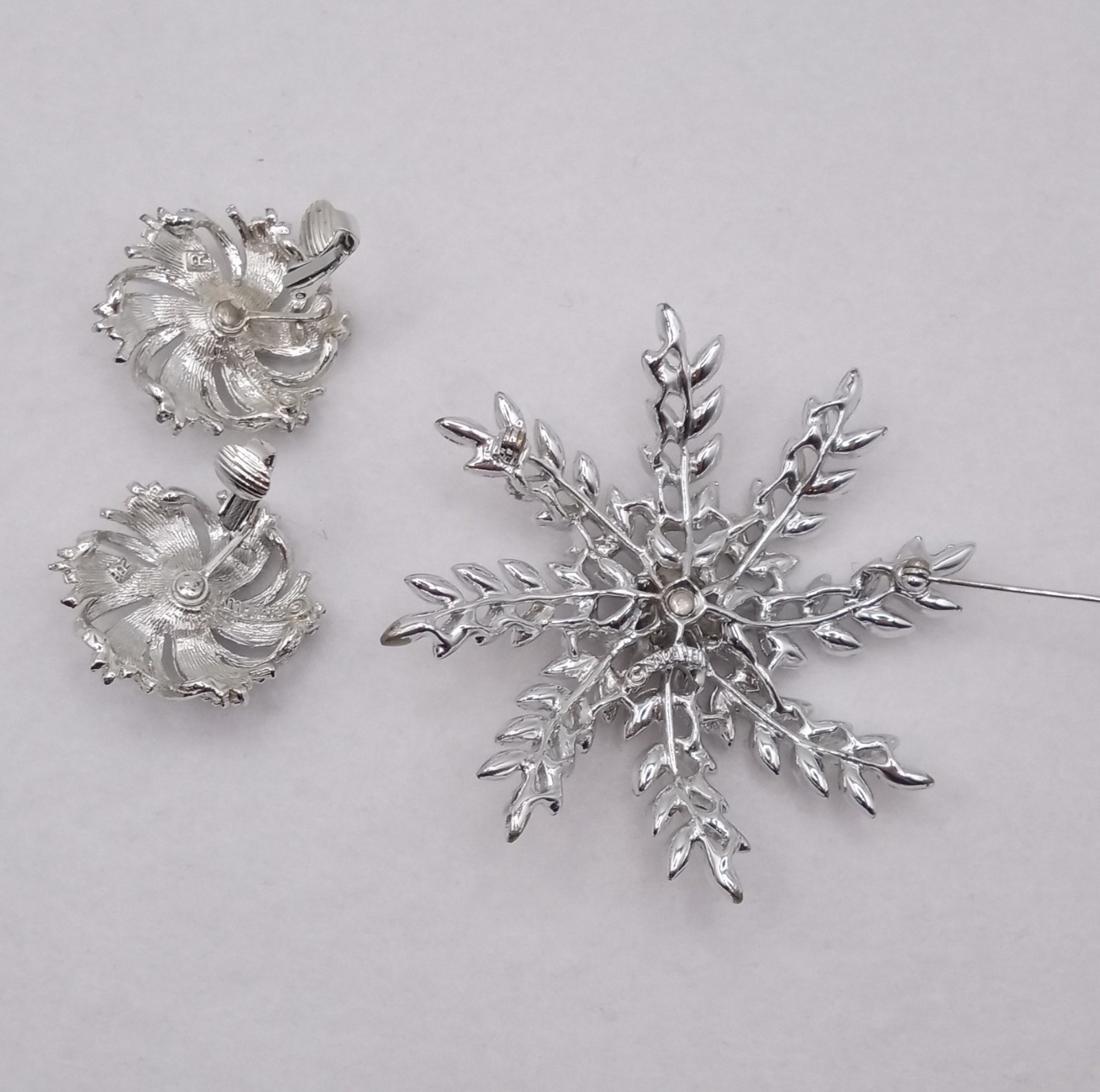 Sarah Coventry Jewelry Set. Clip On Earrings & Brooch Silver tone Rhinestones