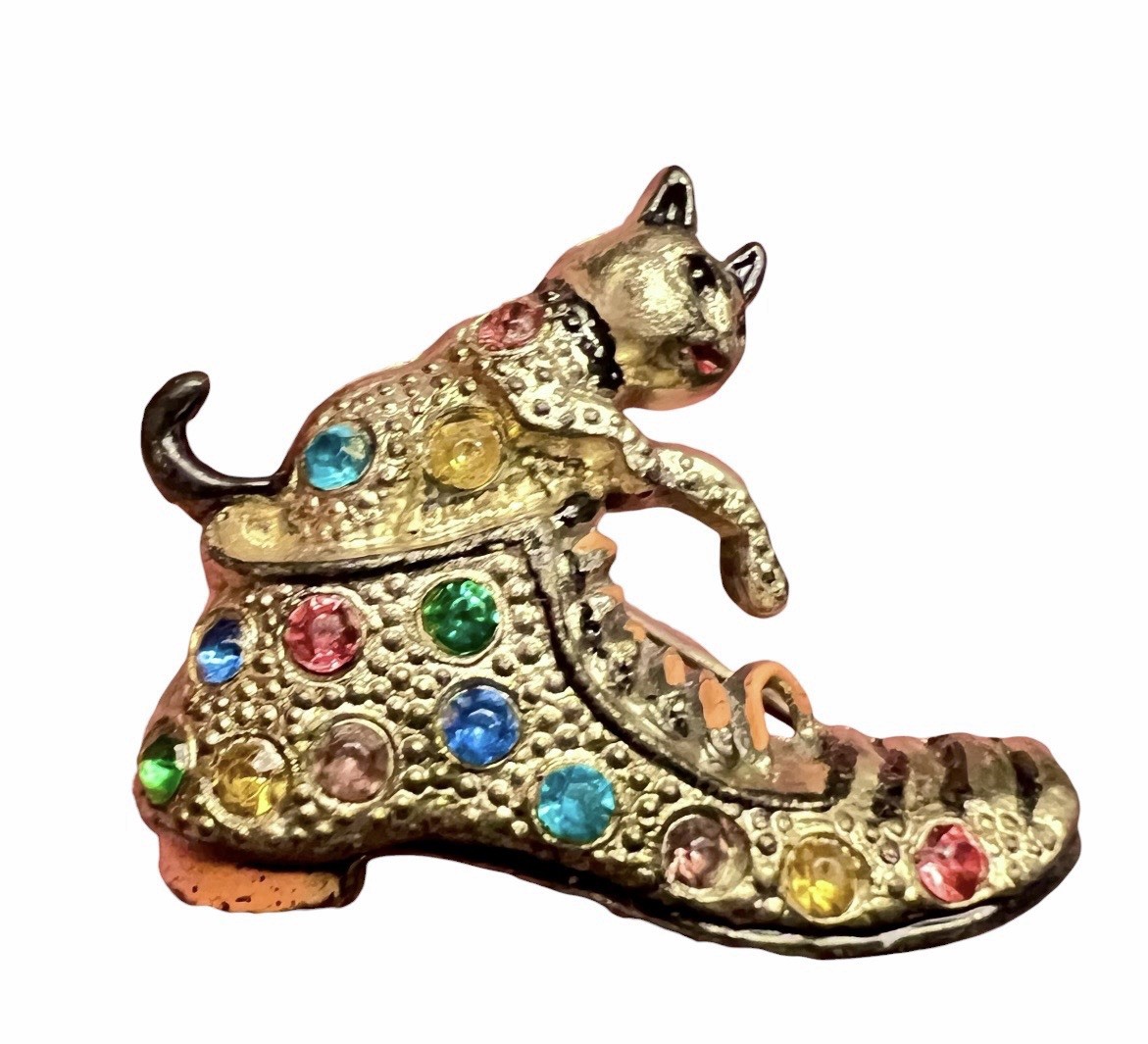 Fun Little Nemo L/N Signed Cat Playing In Shoe Rhinestone Pin