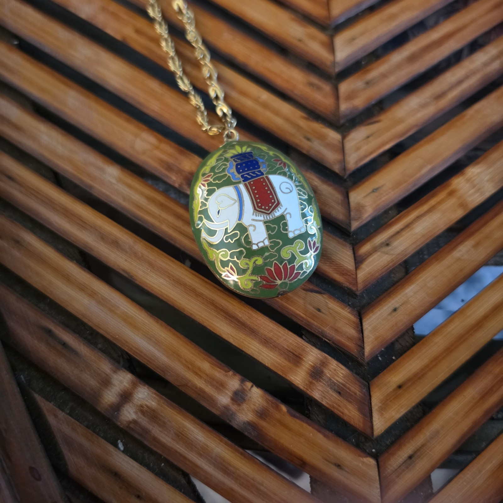 VINTAGE 2” Oval Cloisonné Elephant Necklace Pendant White/Blue/Red/Green Enamel