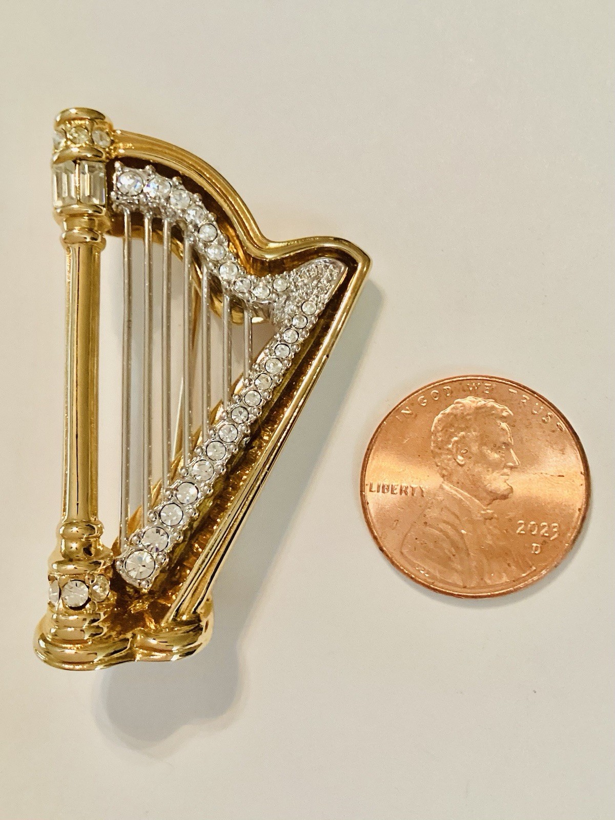 Swarovski Swan Signed Beautiful Gold Tone Crystal Rhinestone Harp Brooch 💛