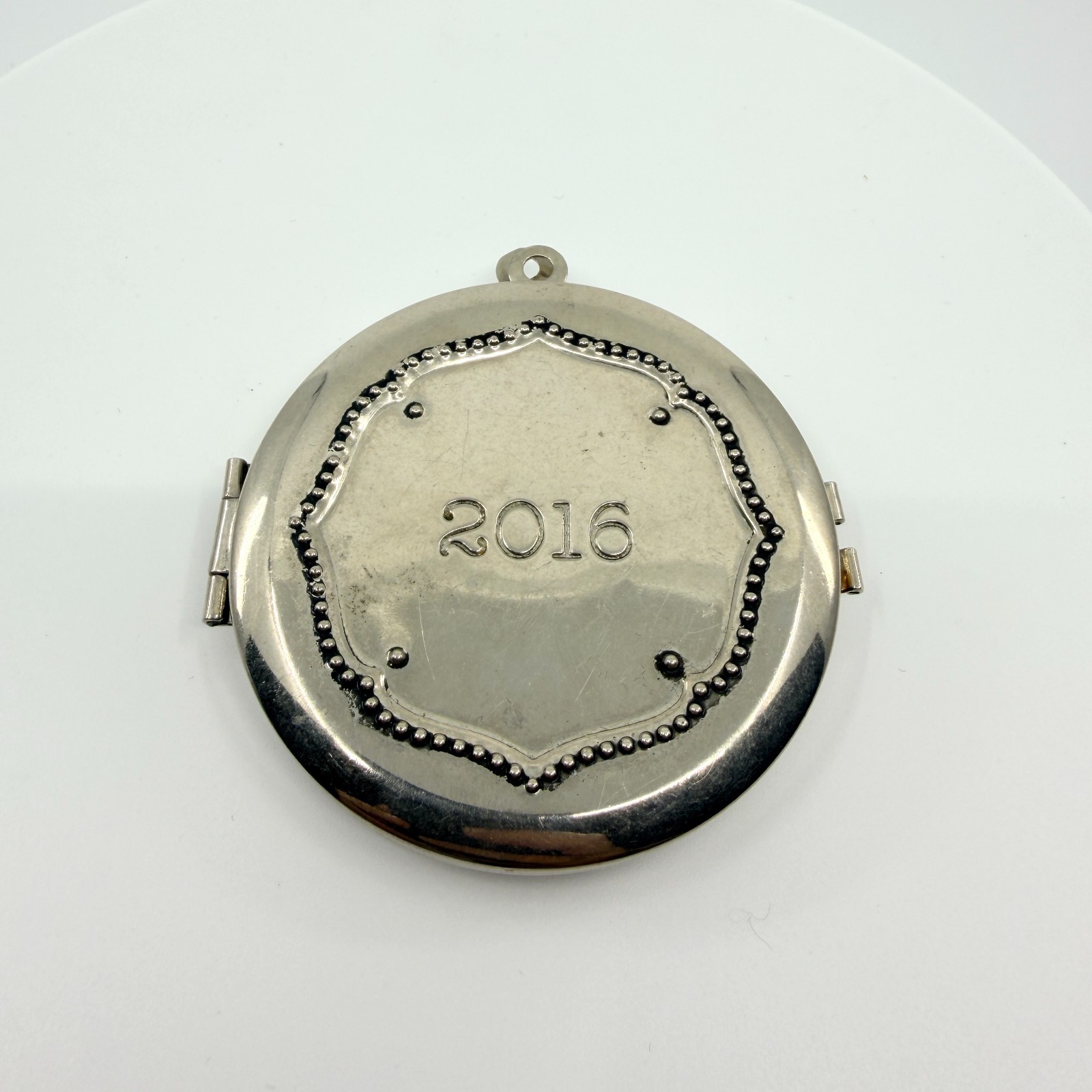 VTG Modern 2016 Commemorative Oversized Silver Tone Round Photo Locket Pendant
