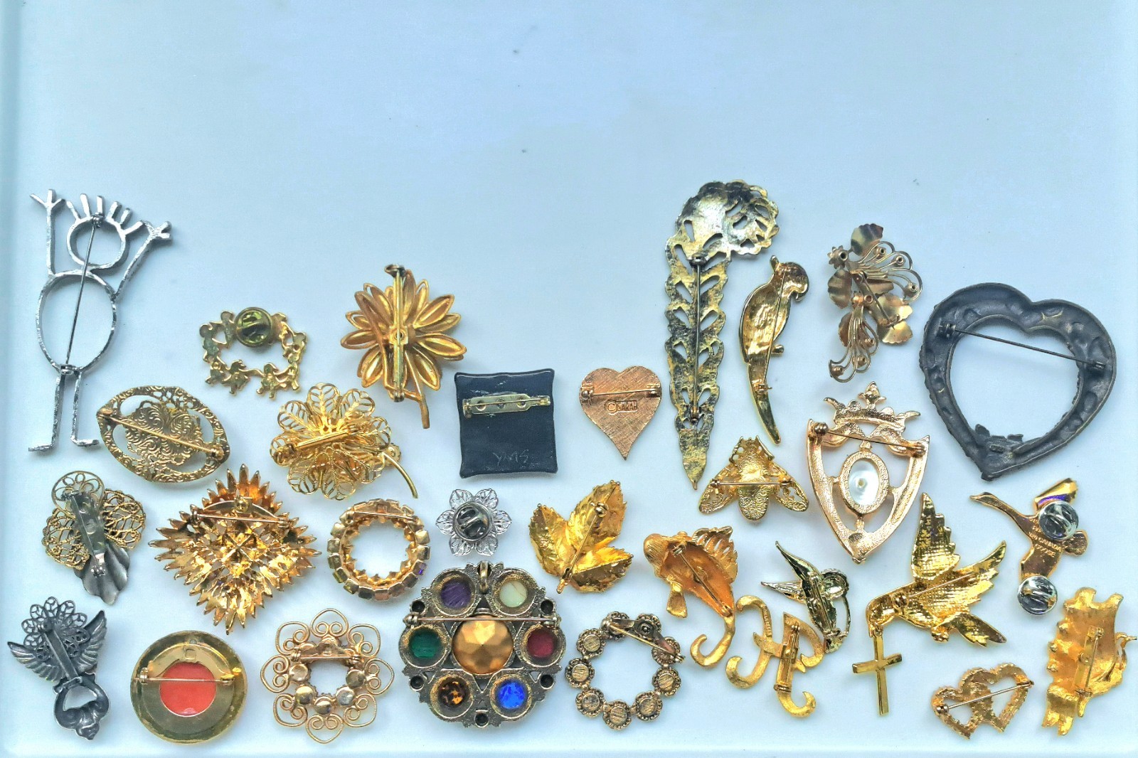 30 Vintage Brooch/Pins Lot–Some Signed—Goldtone Rhinestone Animals Cameo Flowers