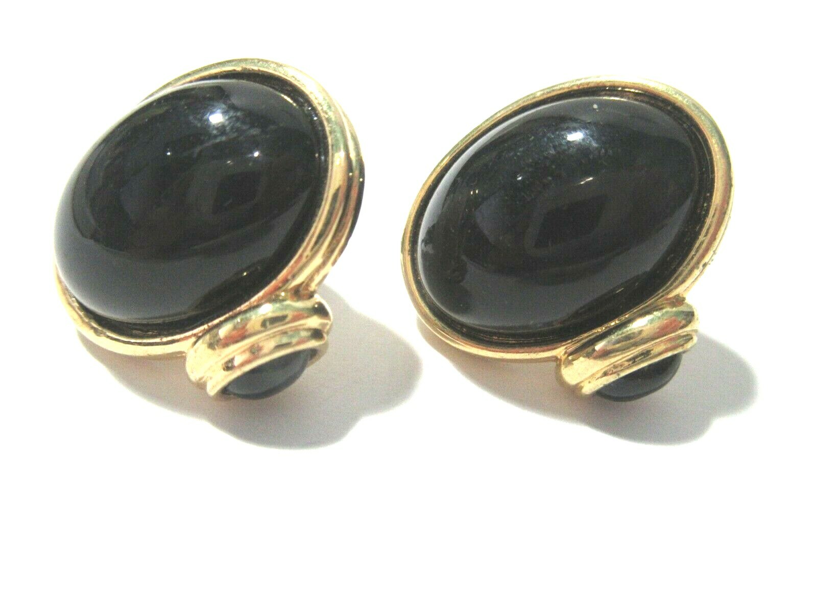 BLACK CABOCHON DESIGNER STYLE GOLD TONE PIERCED EARRINGS VINTAGE