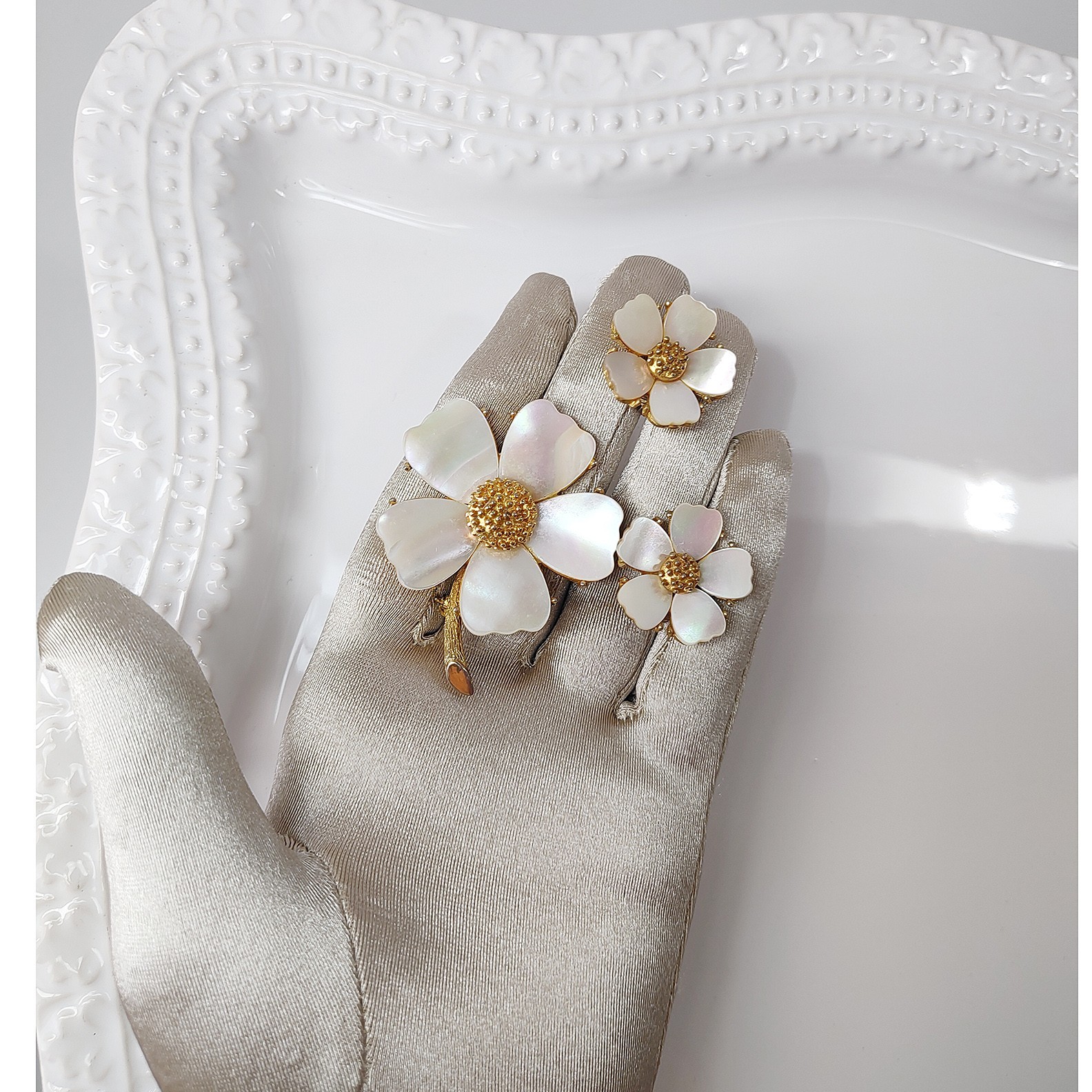 Vintage MOP Flower Set Pin Clip Earrings + Pendant Hook Converters Pearly MANDLE