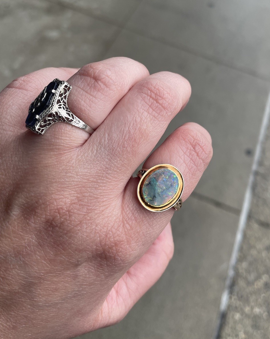 Vintage Opal Blue Green Orange Oval 14K Yellow Gold Bezel Set Ring 4.05 grams