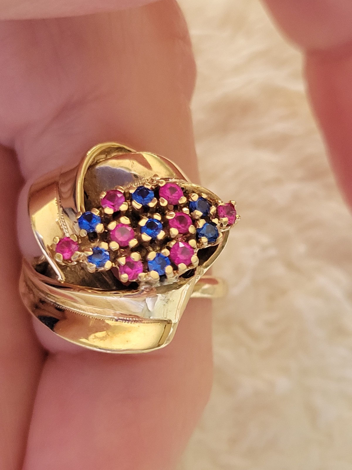 Vintage 1970s 14kt Gold Swirl Ribbon Ring W/ Ceylon Pink &Blue Sapphires Size 6