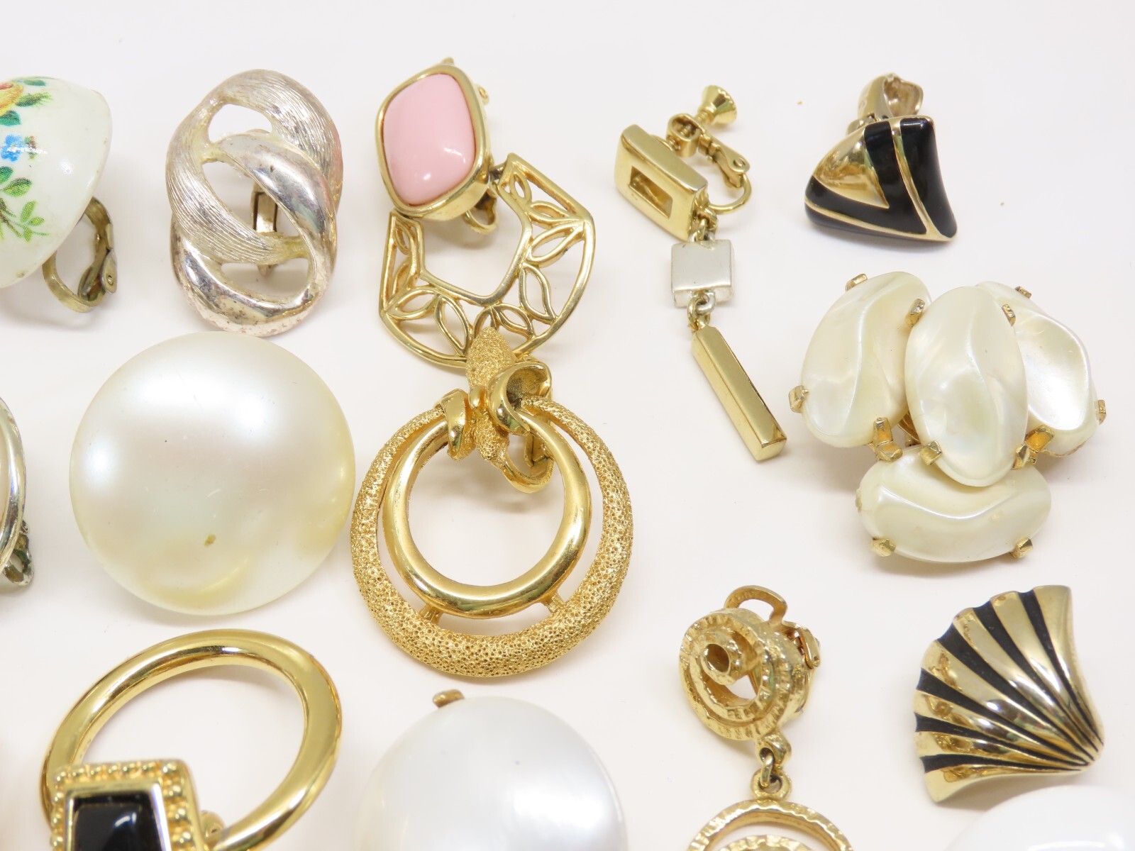 Single Earrings Lot ALL SIGNED 14 Crown Trifari Richelieu Monet + VTG 50+ D2216