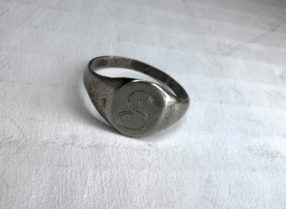 Vintage Sterling Silver Signet “S” Ring Initial Ring 1 1/2 cm diameter