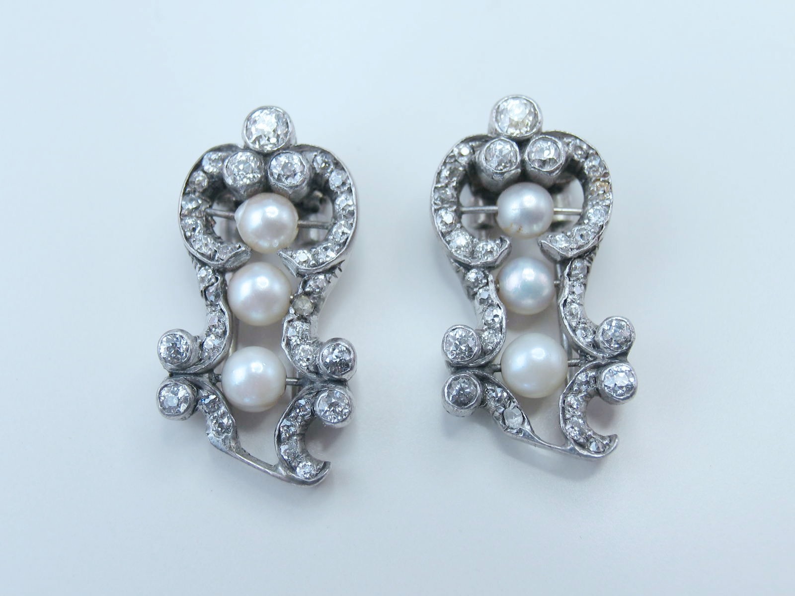 Antique Pair 14k White Gold Lady’s 65 OEC Diamonds 1.88ctw 6 Pearl Fur Clip Pins