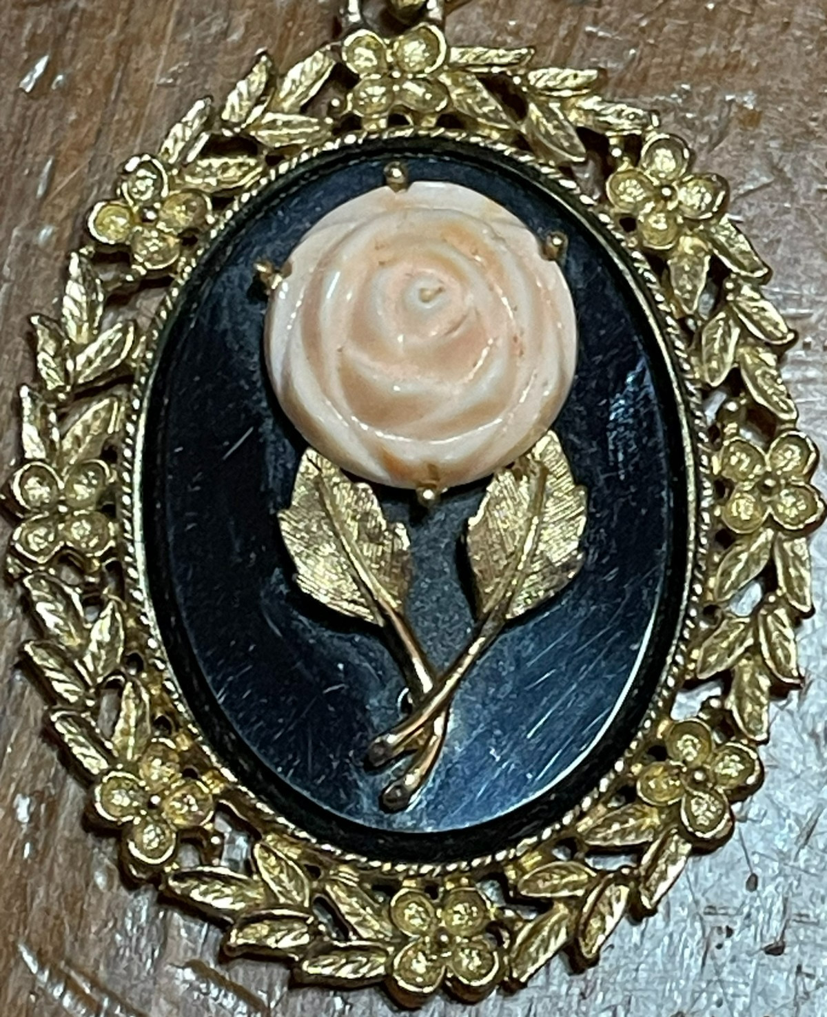 VINTAGE 1973 AVON “SERENA ROSE” REVERSIBLE MIRROR NECKLACE and RING Set