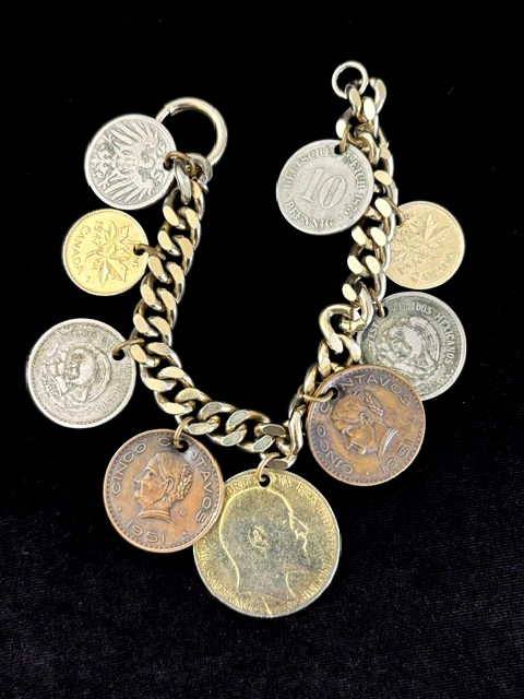 Vintage 1950s Chunky Curb Chain Gold Tone WORLD COINS Charm Bracelet 7 1/2″ L