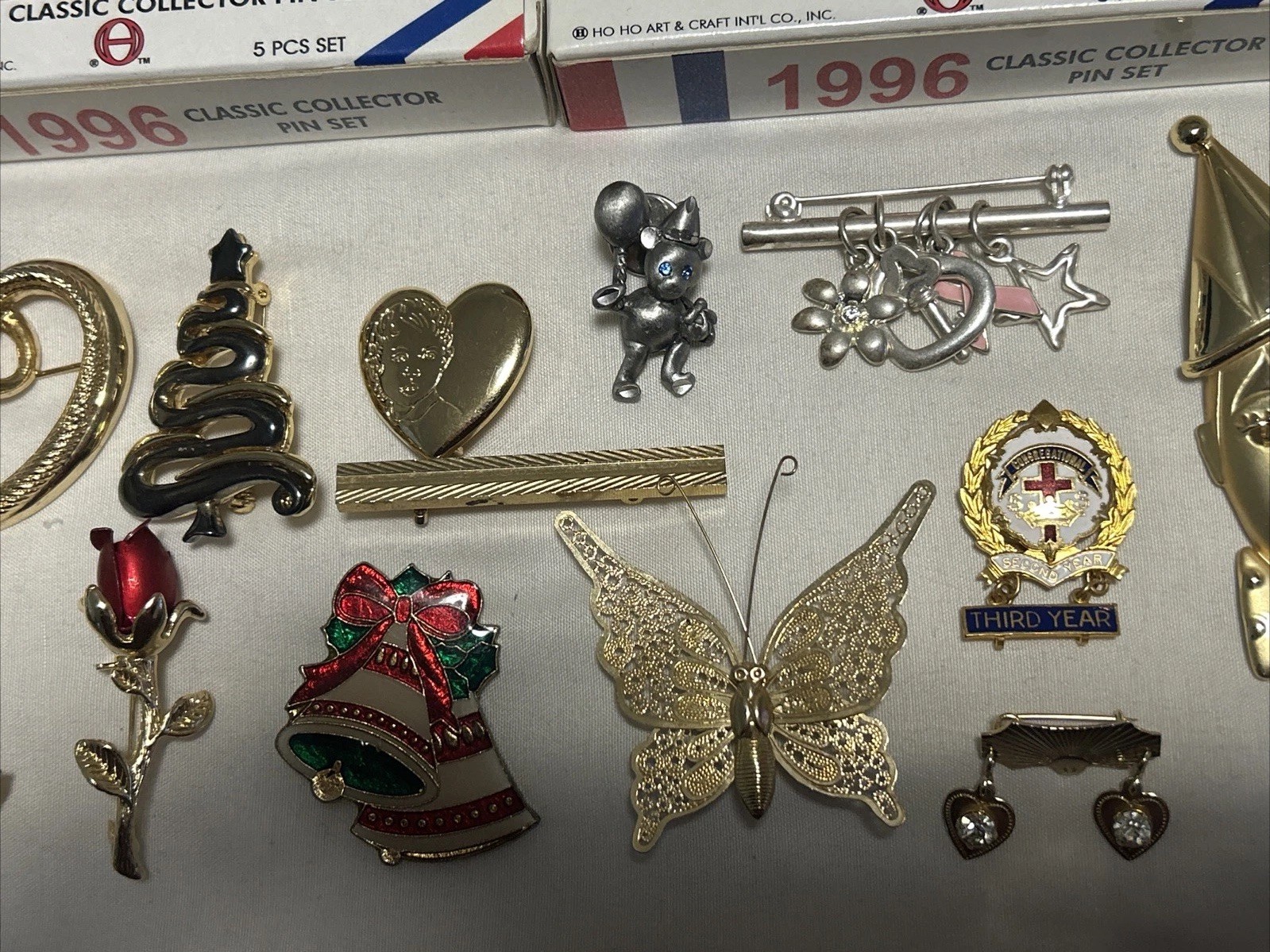 Vintage Lot of 25 Brooches Pins Gold Silver Tone VTG Collection Mix Variety