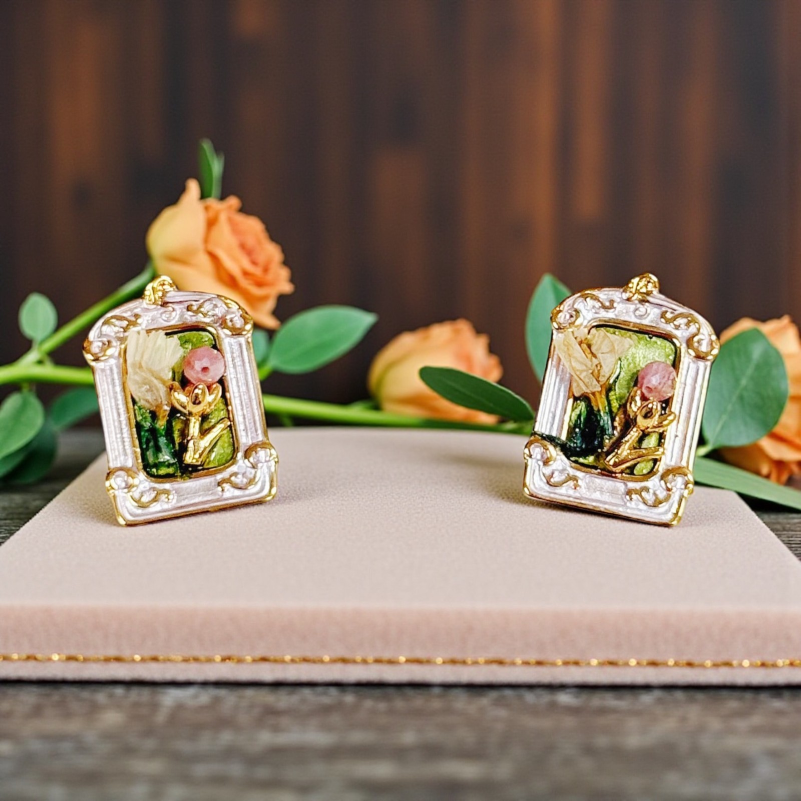 Vintage Floral Earrings, Flower stud earrings, gold stud earring, Frame earrings