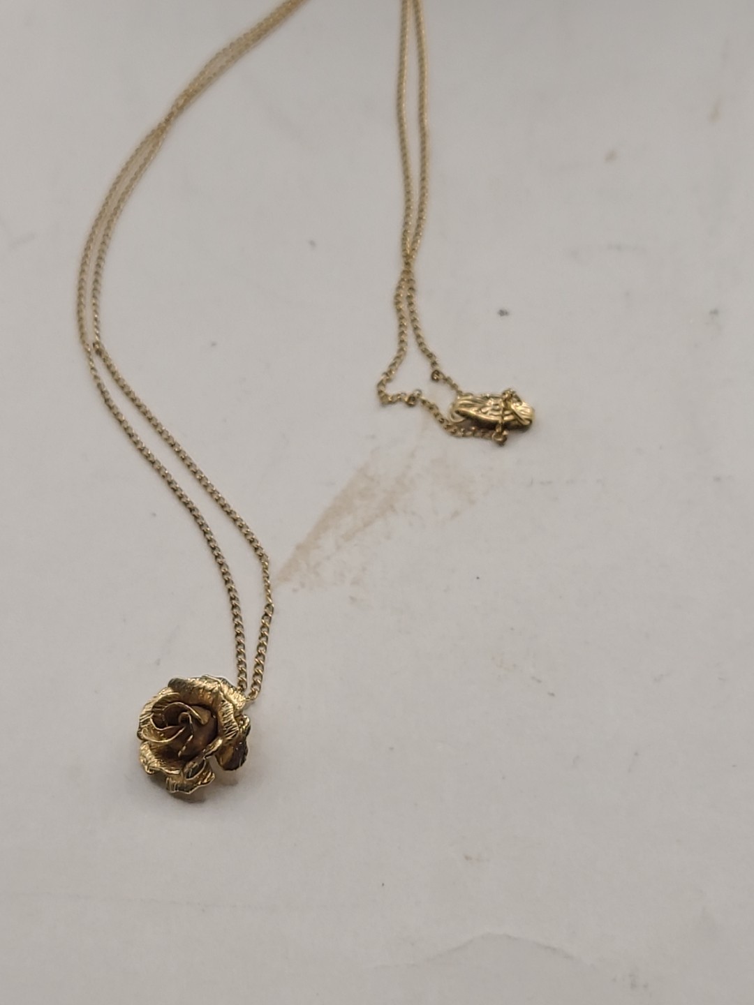 Necklace in 12 Kt gold fill rose pendant. 18 in chain. Vintage. 9 in drop