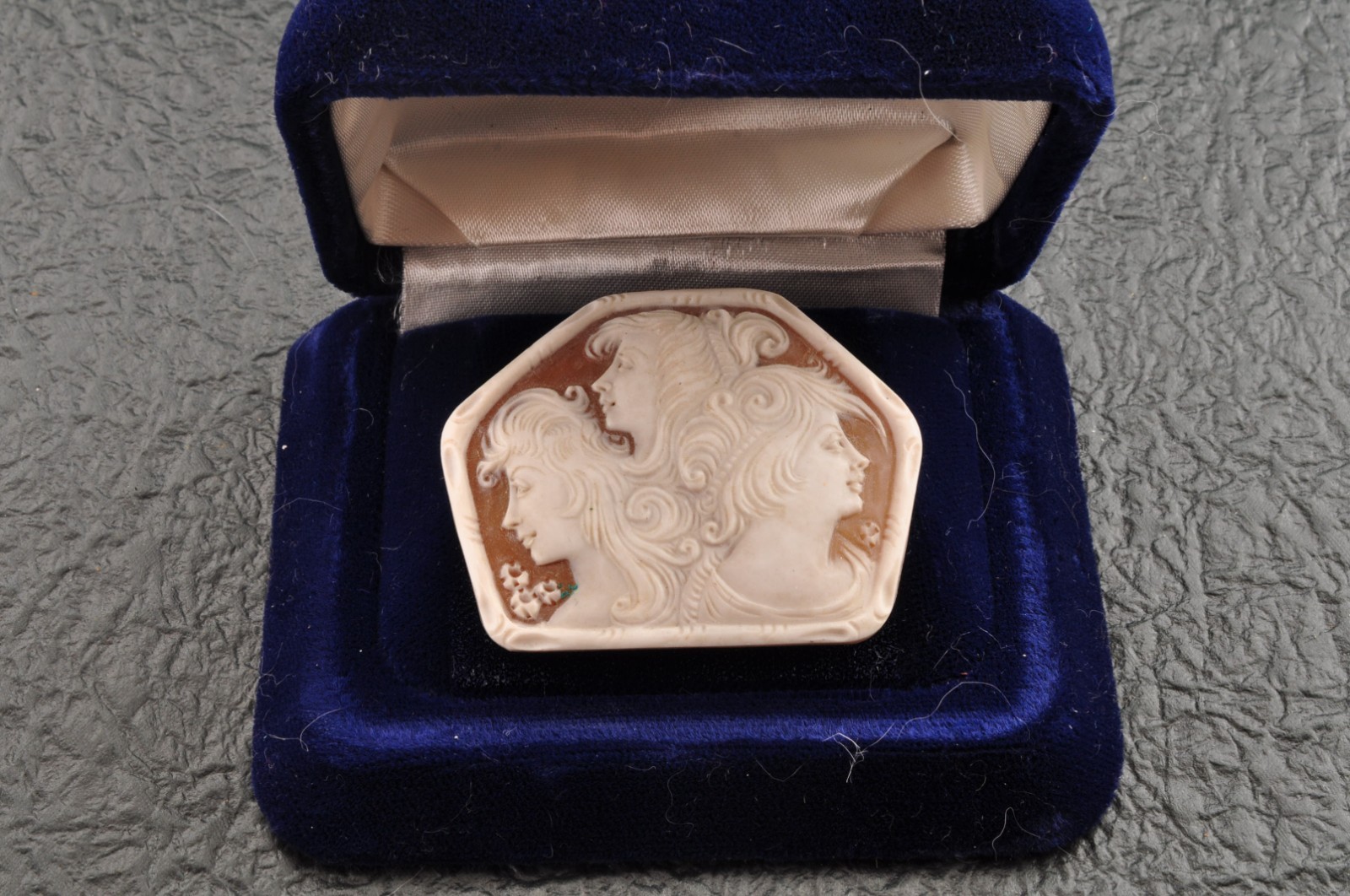 Vintage hexagon shell cameo carved “Three Girls” (41.5ct) sign by artist case.