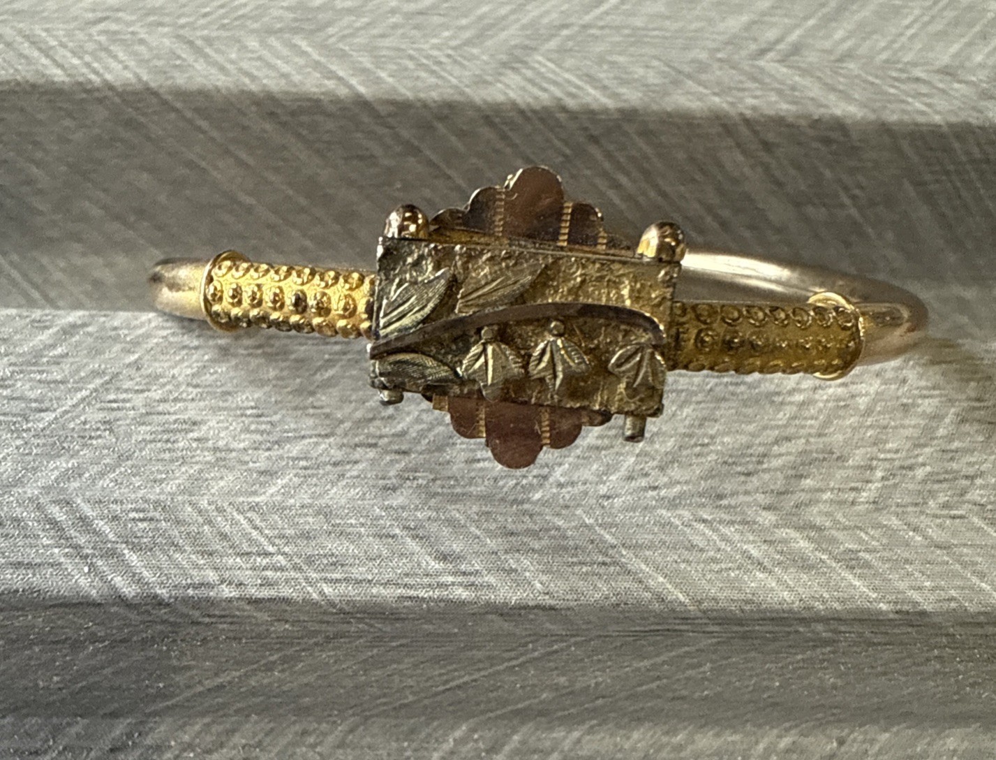 VTG, ANTIQUE BEAUTIFUL VICTORIAN EARLY 1879 HINGED CUFF BRACELET 1”3/4