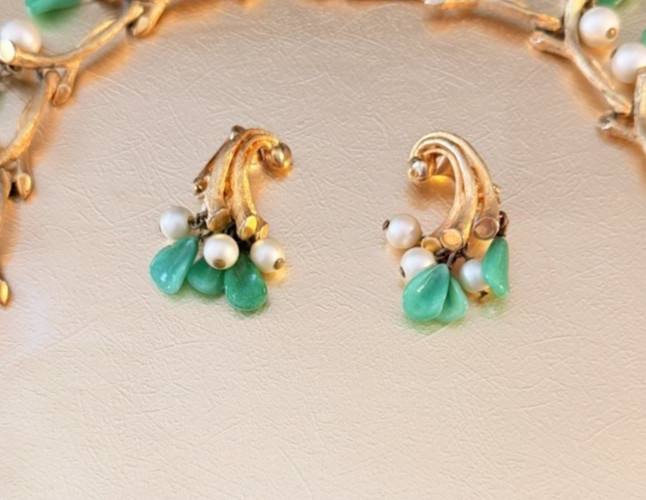 KRAMER VTG Signed Gold Tone Faux Pearl Jade Dangle Branch Link Necklace Earrings