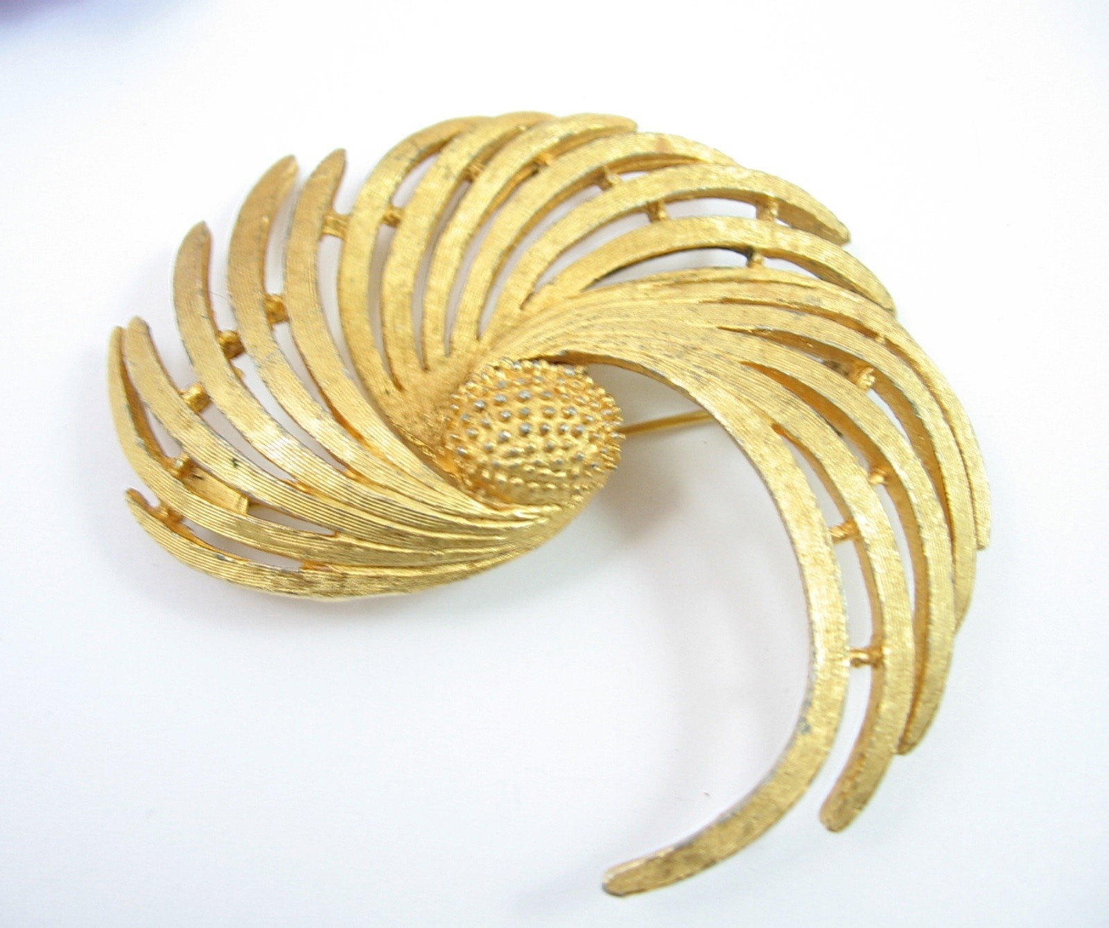 BSK SPIRAL SWIRL Leaf Frond Leafy Plant Brooch Vintage Pin GOLDTONE 2 1/2″ Sign