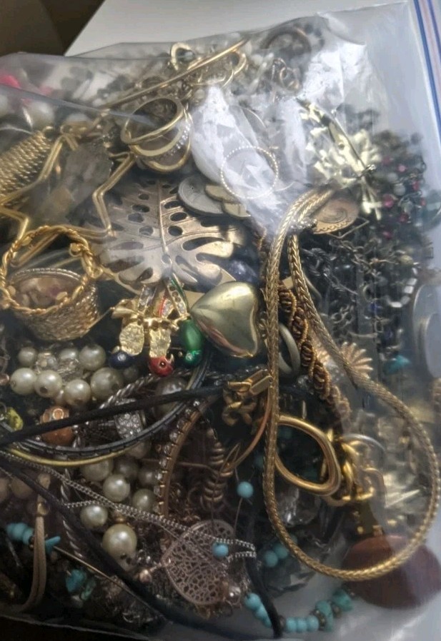 1 Pound Jewelry Costume Vintage Mix LBS necklaces bracelets pins rings etc lbs