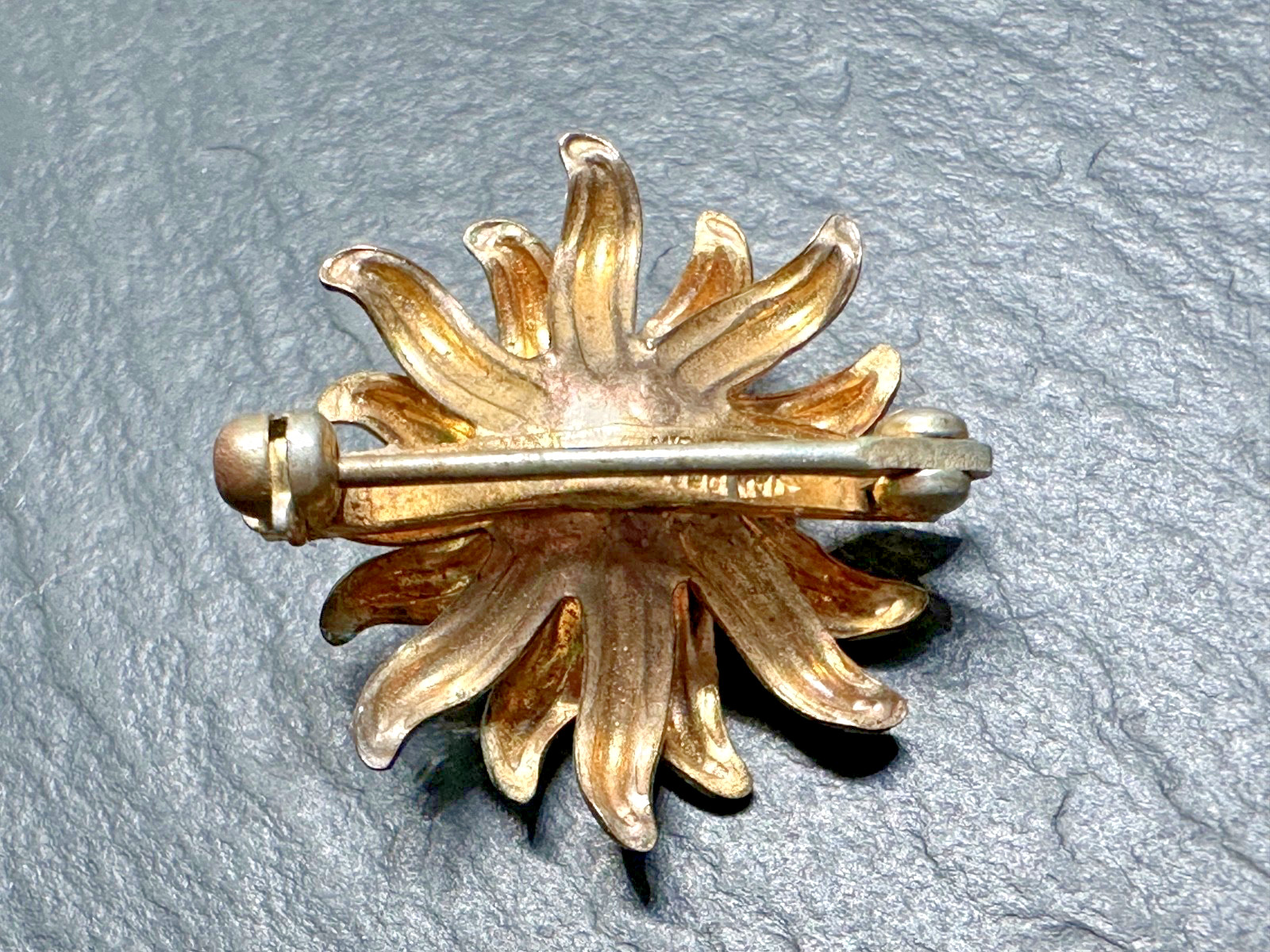 VINTAGE VAN DELL 1/20TH 12K GF GOLDEN FLOWER WITH BLUE CENTER 3/4″ BROOCH H598