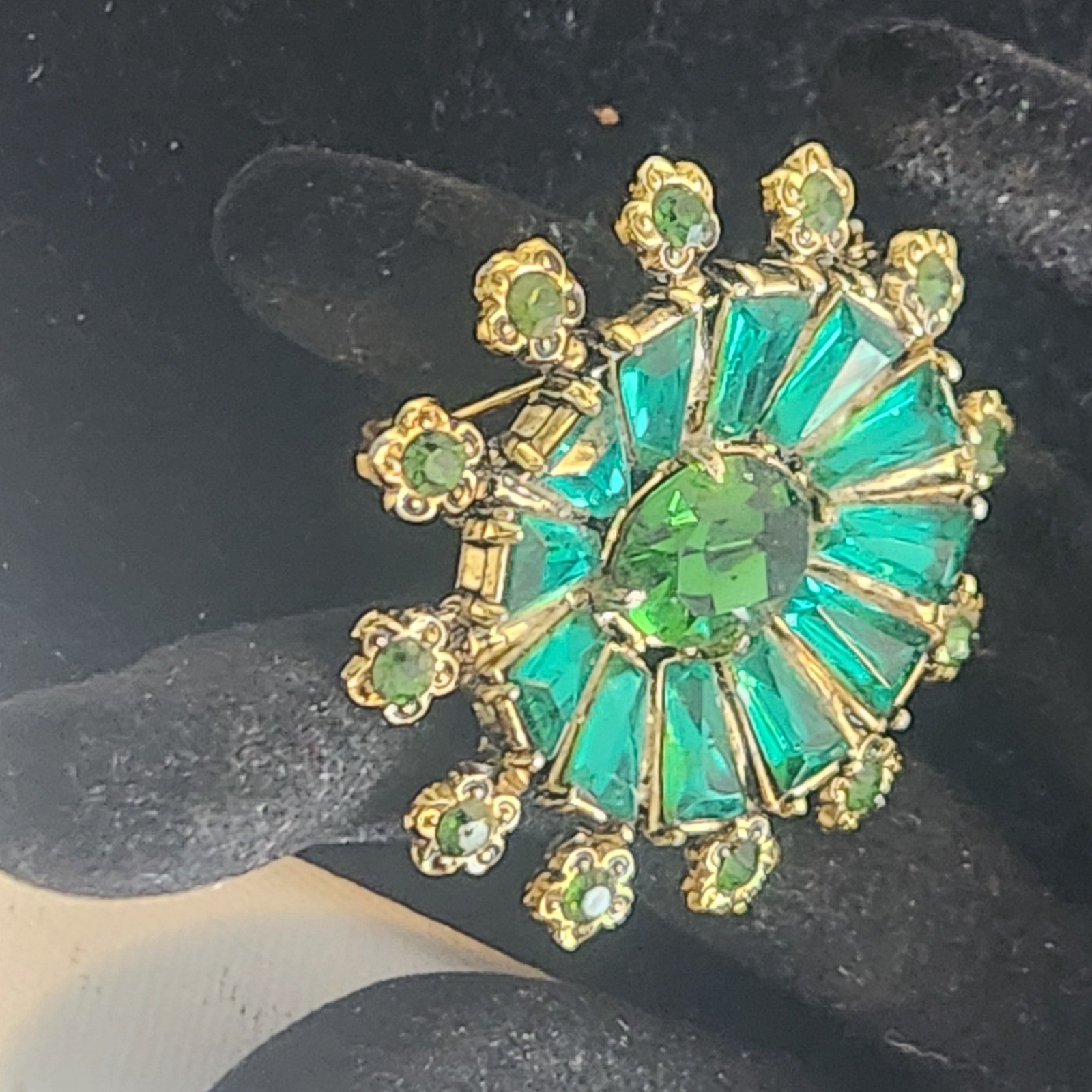 Vintage Emerald Green Sunburst Brooch Gold Tone Rhinestone Starburst Pin 1.5″