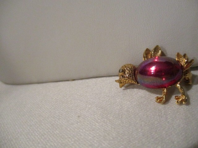 VINTAGE Jelly Belly Textured Goldtone Baby Chick/Bird 1″ L w/Red Cabochon Belly