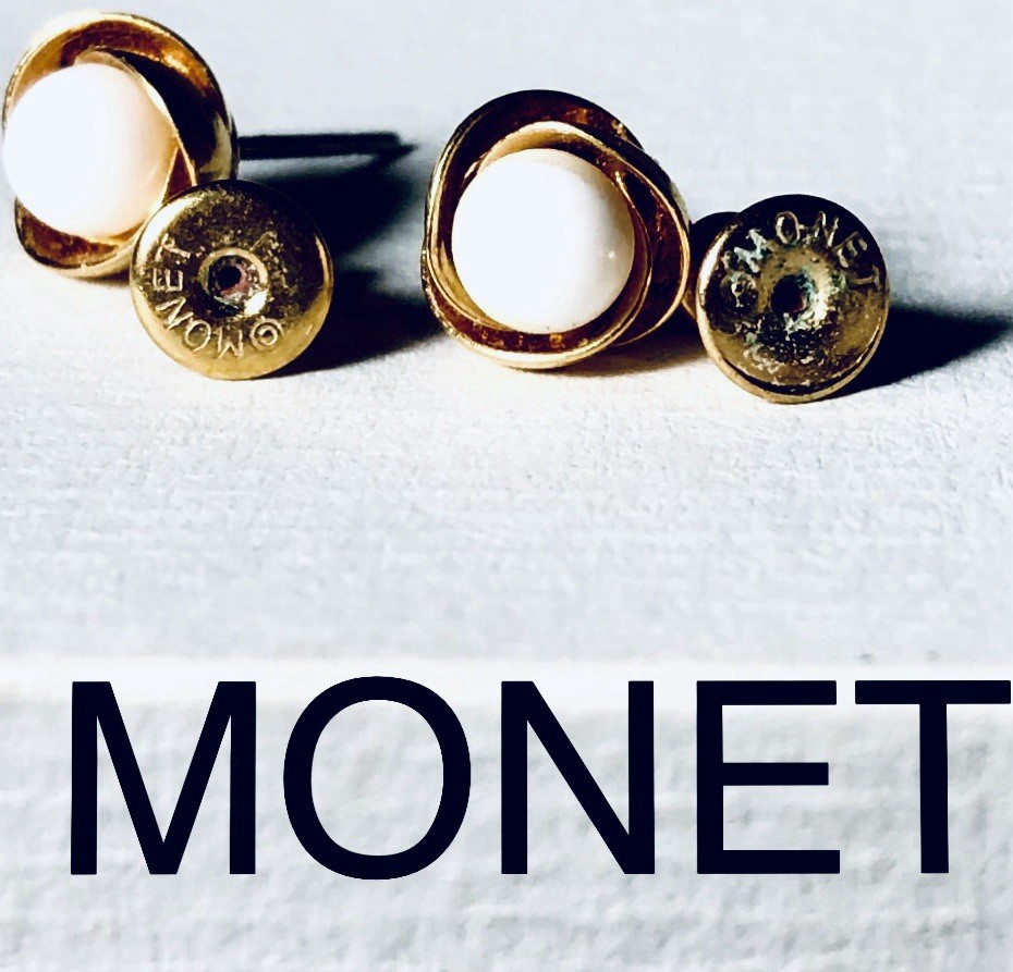 VTG POST EARRINGS SIGNED MONET SMALL WHITE CAB CENTERED IN GOLD TONE PETALS