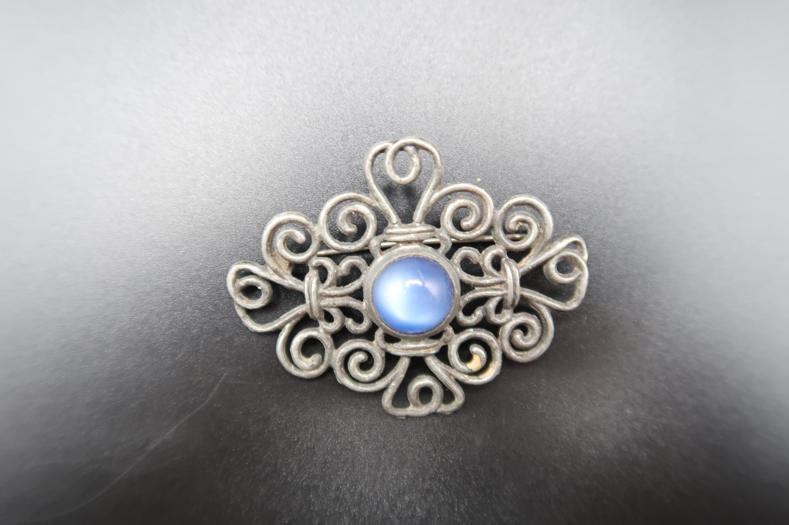 Vtg Silver Tone Scroll Work W/ Blue Irredescent Center Cabochon Bead Brooch 2.5″