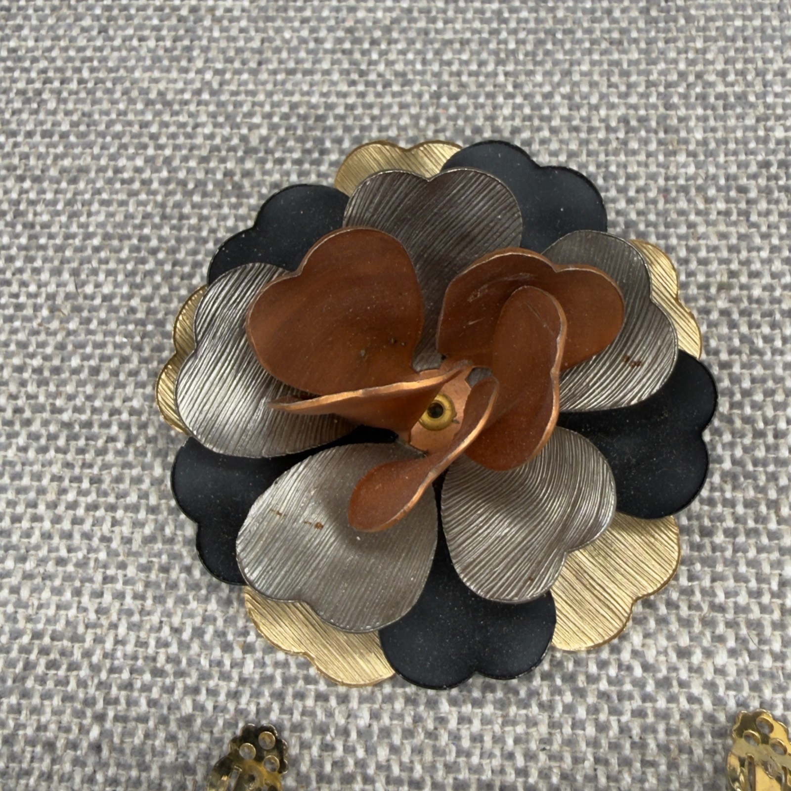 Vintage Brooch Earrings Jewelry Set 4 Tone Metal Flowers Clip Ons READ