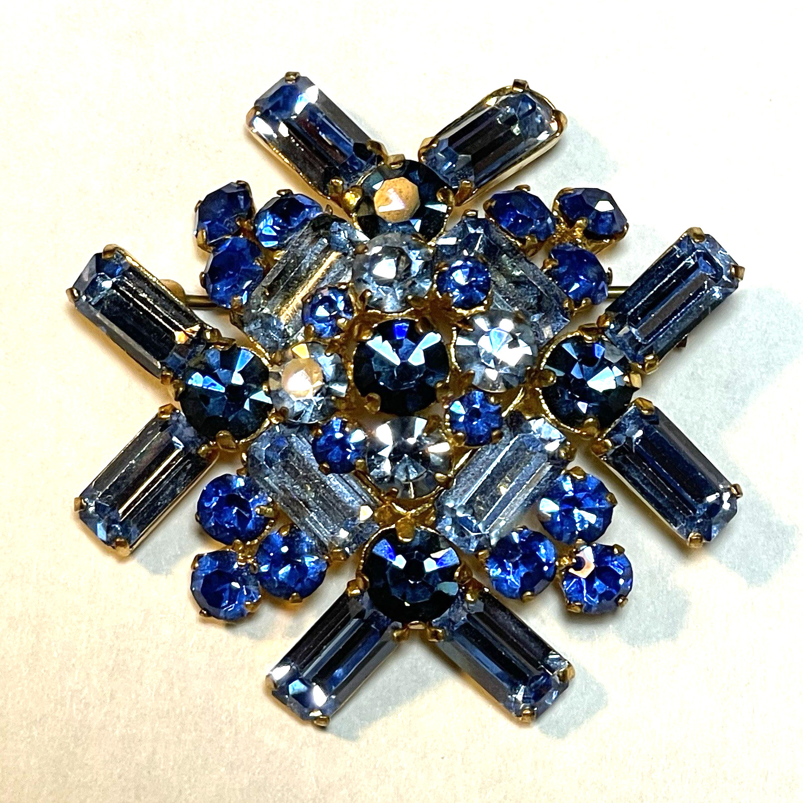 VINTAGE AUSTRIA MINT BLUE RHINESTONE TIERED STARBURST BROOCH PIN MCM JEWELRY 50S