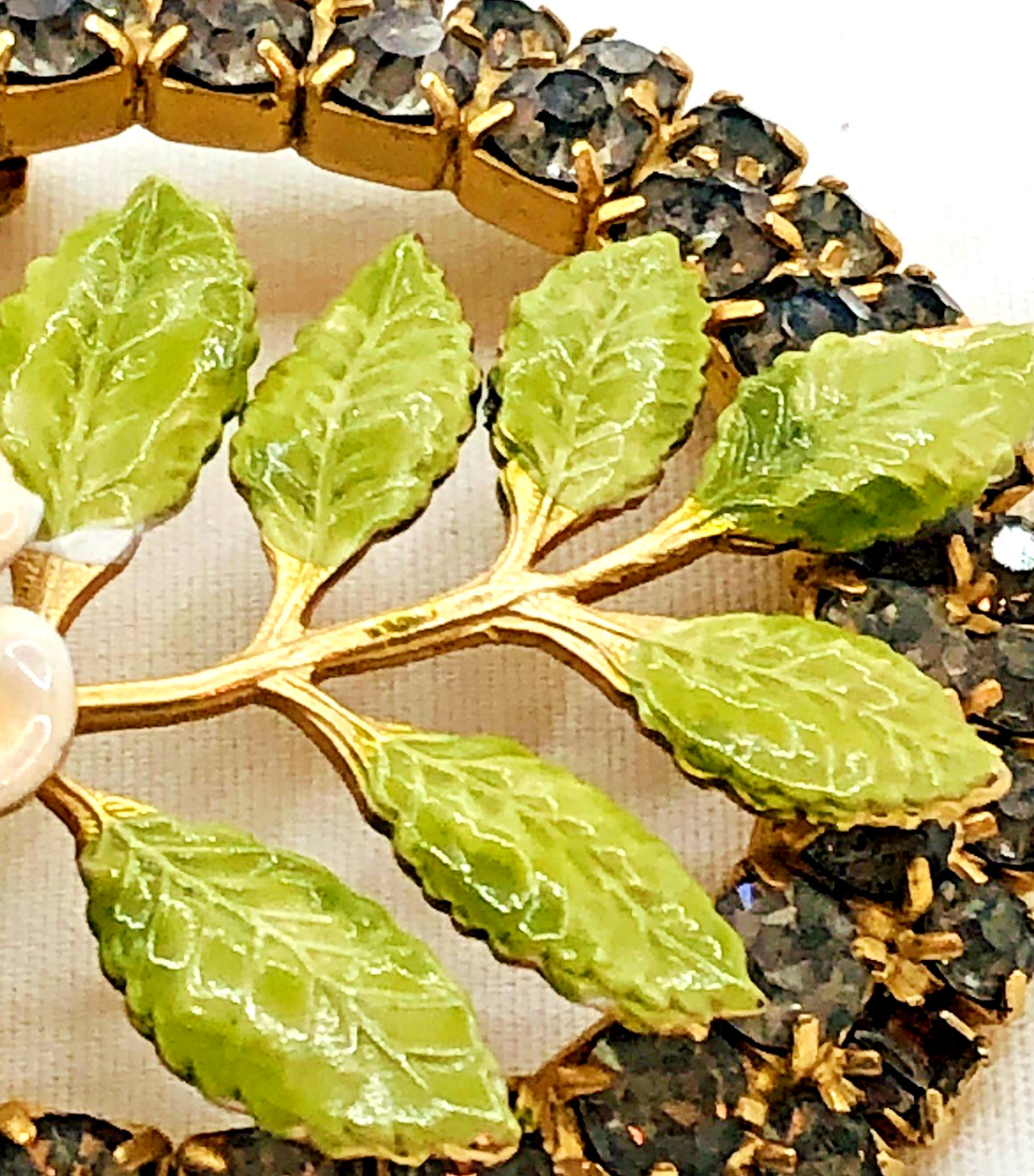Vtg. HOBE Wreath Brooch w. Floral Enamel and Pale Green Rhinestones 1 5/8 In.