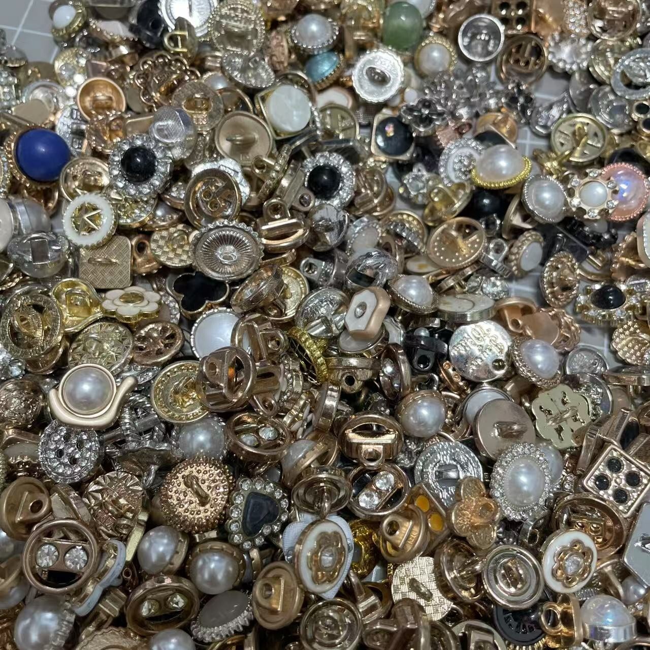 Vintage-now Costume Jewelry makeing Lots button Read Description 50pcs